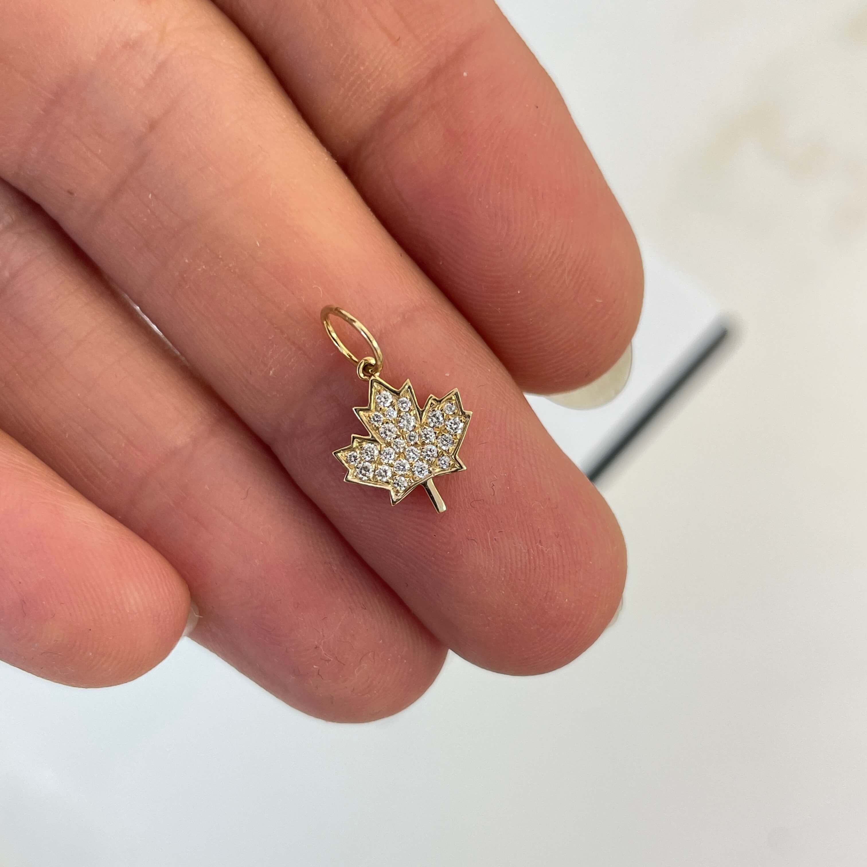 תליון יהלומים טבעיים בצורת עלה מייפל 0.10 קראט צבע F ניקיון VS-SI זהב 14K מק״ט 650