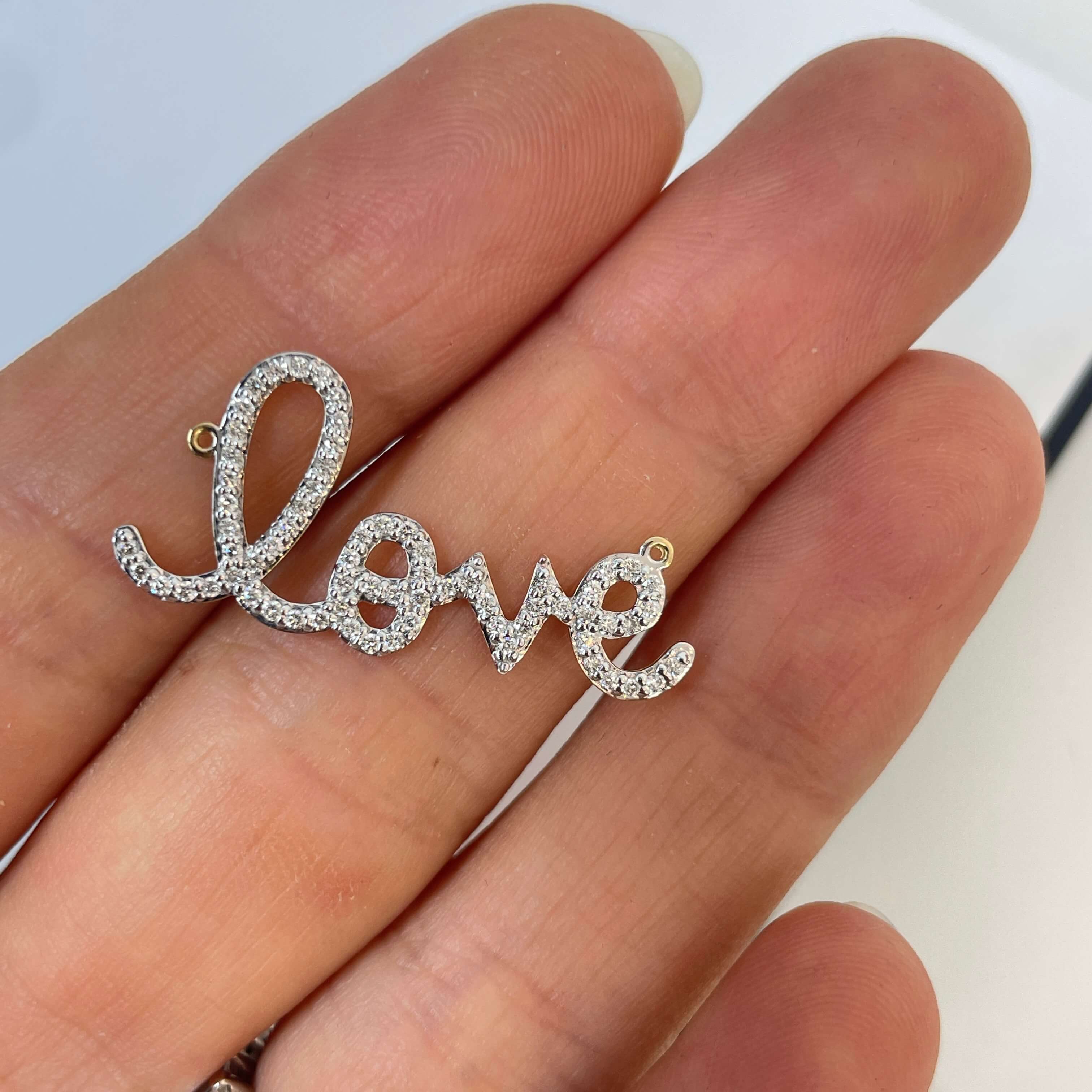 תליון יהלומים "Love" יהלומים טבעיים 0.31 קראט צבע F ניקיון VS-SI זהב 14K צהוב מק״ט 687