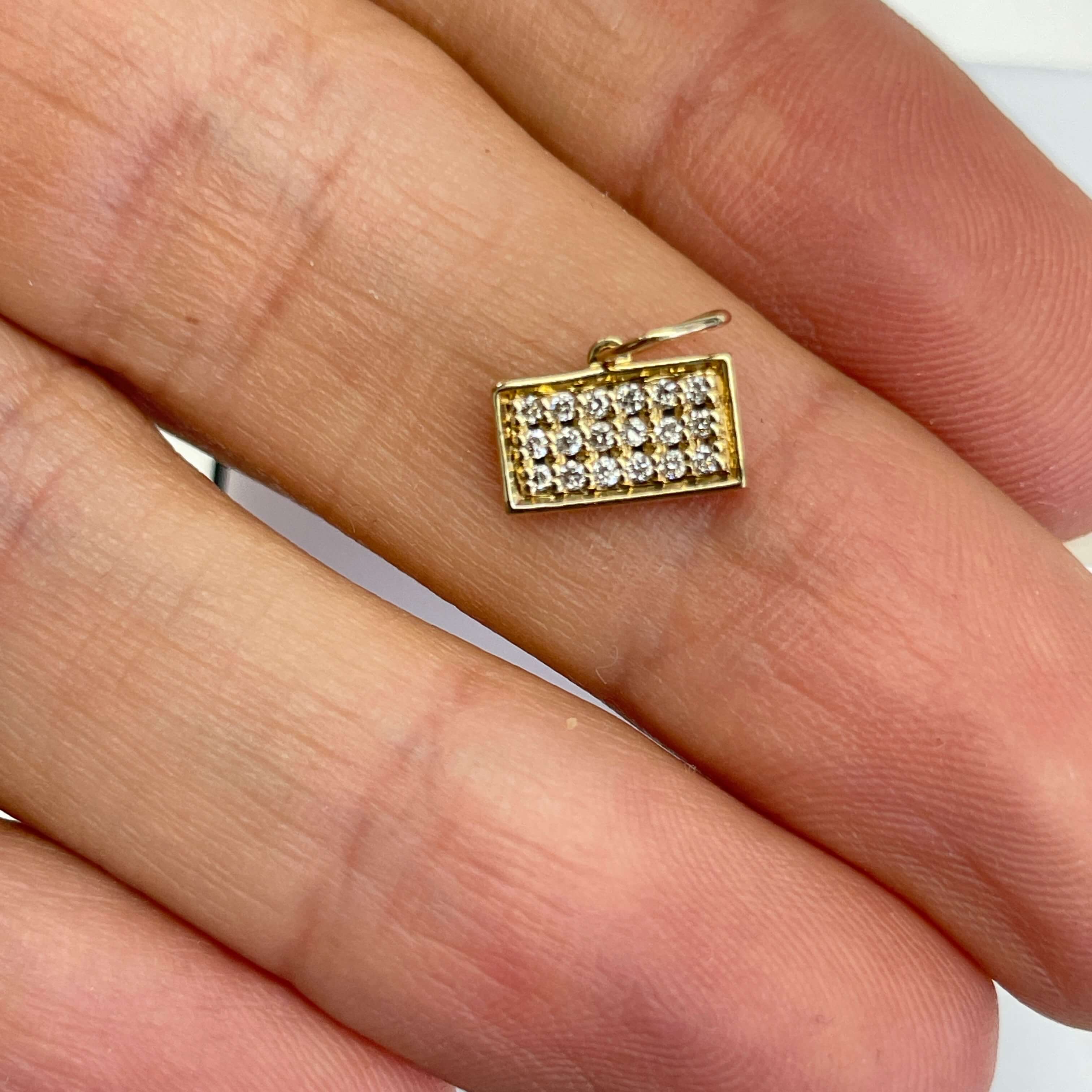 תליון יהלומים קטן מלבני 0.09 קראט צבע F ניקיון VS-SI זהב 14K צהוב מק״ט 630