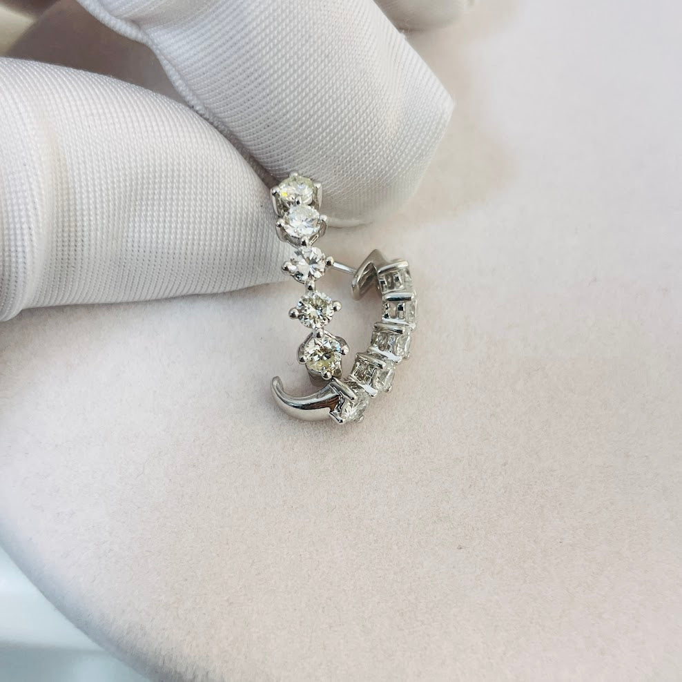 עגילי חצי חישוק זהב לבן 18K משובצים 1.15 קראט יהלומים טבעיים צבע F נקיון VS מק"ט 472