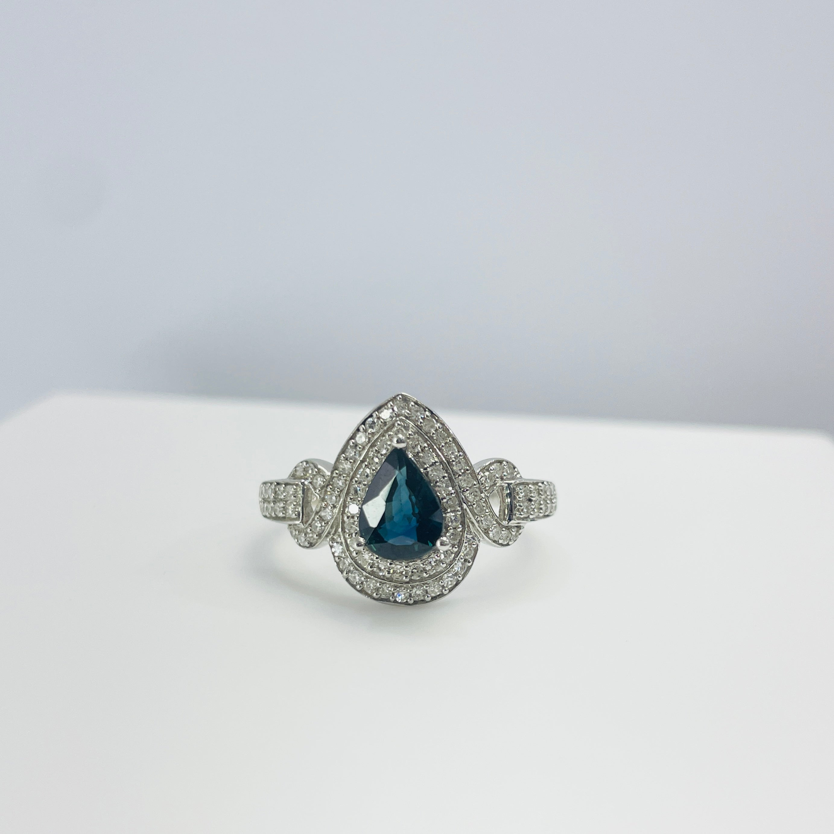 טבעת סוליטר עם אבן מרכזית ספיר 0.45 שיבוץ בצדדים של 0.45 יהלומים טבעיים צבע F נקיון VS זהב 14K לבן מק"ט 456