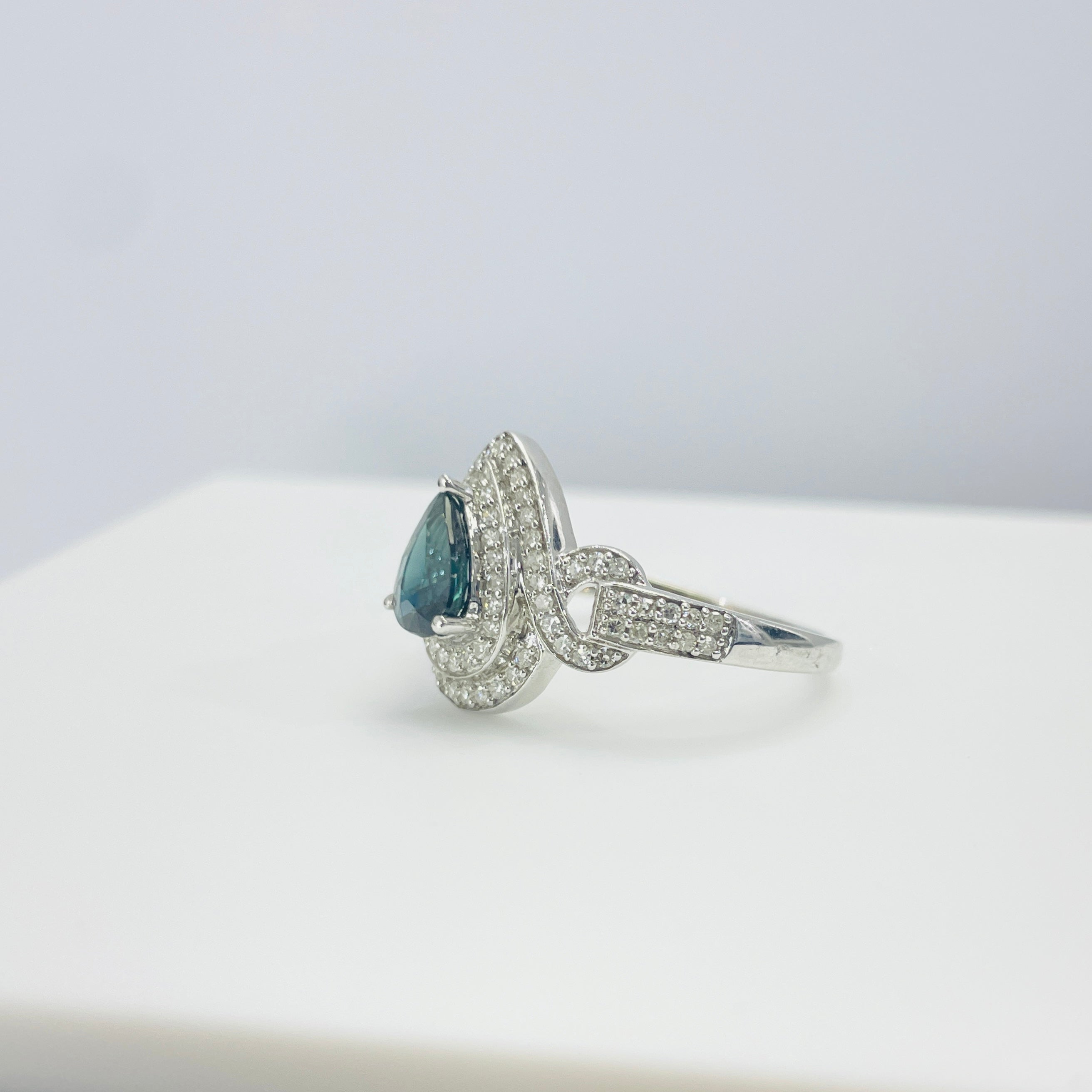 טבעת סוליטר עם אבן מרכזית ספיר 0.45 שיבוץ בצדדים של 0.45 יהלומים טבעיים צבע F נקיון VS זהב 14K לבן מק"ט 456