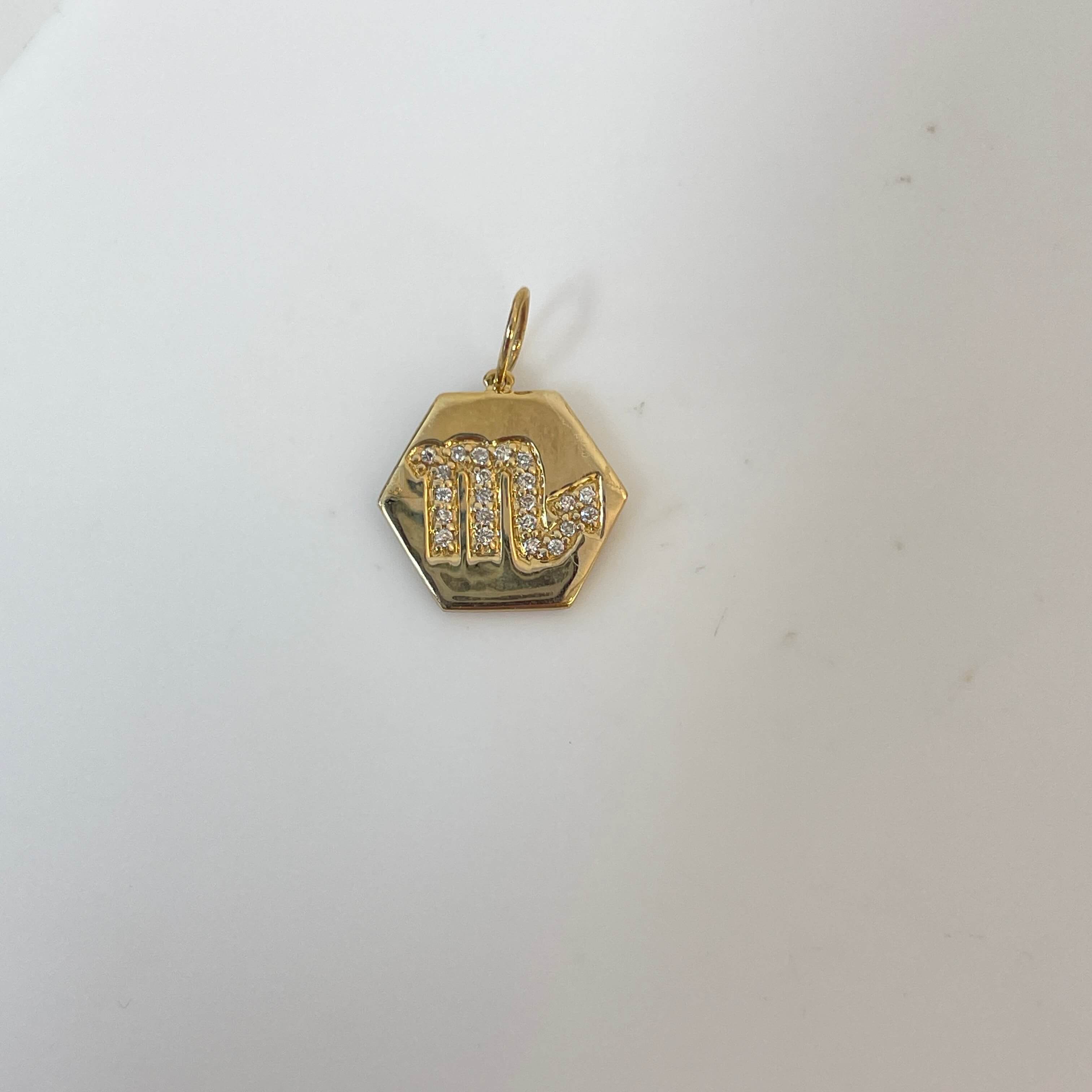 תליון זהב בצורת מחומש עם חריטת M משובץ יהלומים טבעיים 0.07 קראט צבע F ניקיון VS זהב 14K צהוב מק״ט 667
