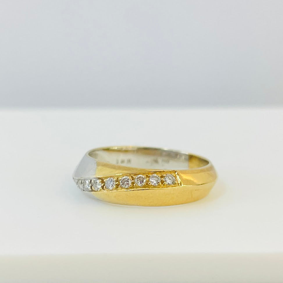 טבעת שילוב זהב צהוב וזהב לבן 18K משובצת יהלומים טבעיים 0.18 קראט צבע F נקיון VS מק"ט 130