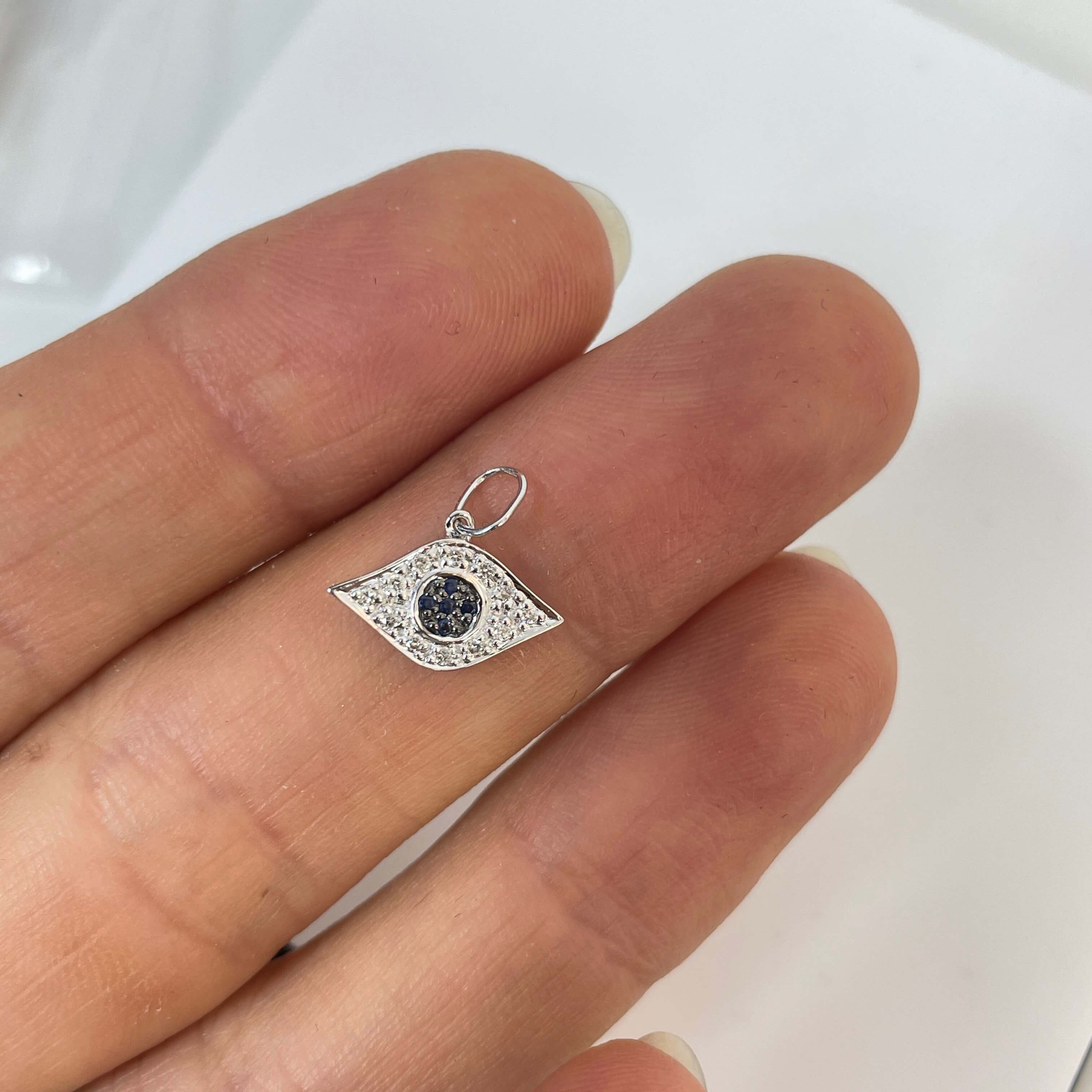 תליון יהלומים ואבני חן ספיר טבעיים בצורת עין 0.09 קראט יהלומים לבנים צבע F ניקיון VS-SI זהב 14K לבן מק״ט 688