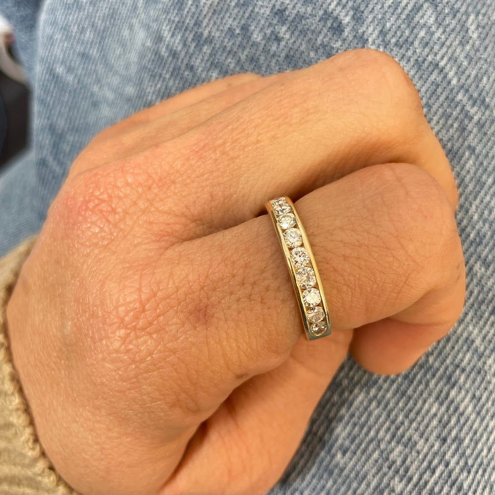 טבעת פס זהב צהוב 14K משובצת יהלומים טבעיים 1.10 קראט צבע F נקיון VS מק"ט 415