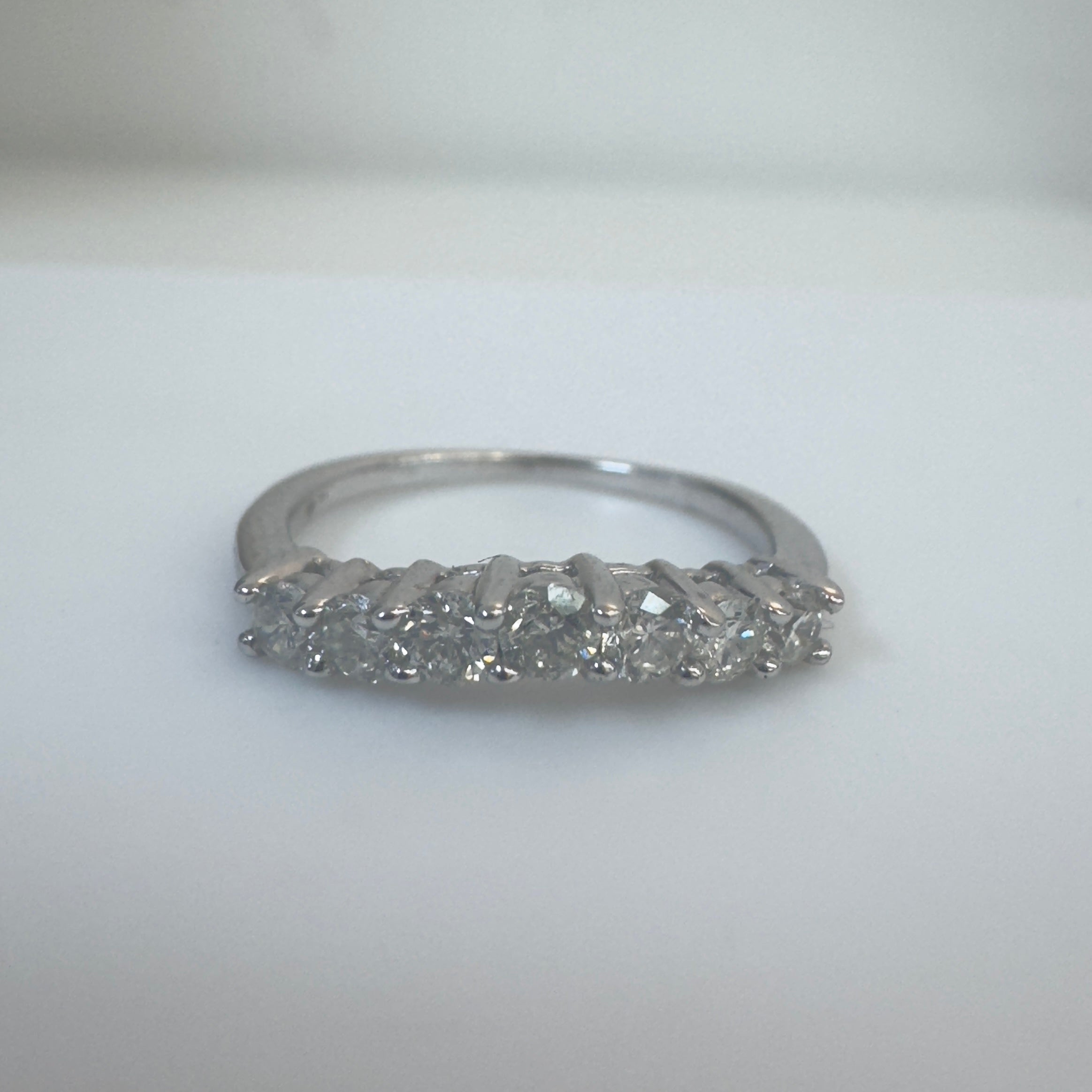 טבעת שורה גלית יהלומים טבעיים 0.35 קראט צבע F ניקיון VS זהב 14K לבן מק"ט 257