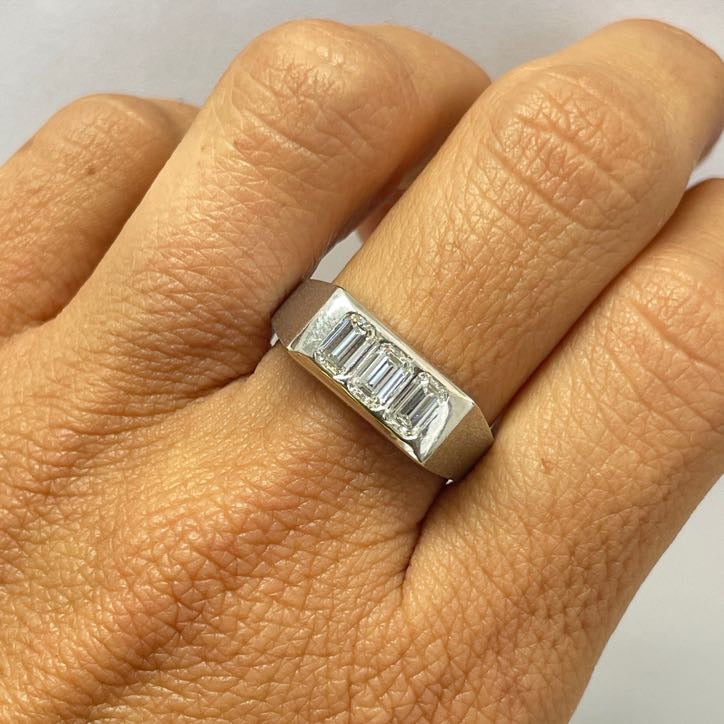 טבעת 3 יהלומים טבעיים חיתוך אמרלד 1.20 קראט צבע E ניקיון VS זהב 14K לבן מק״ט 565