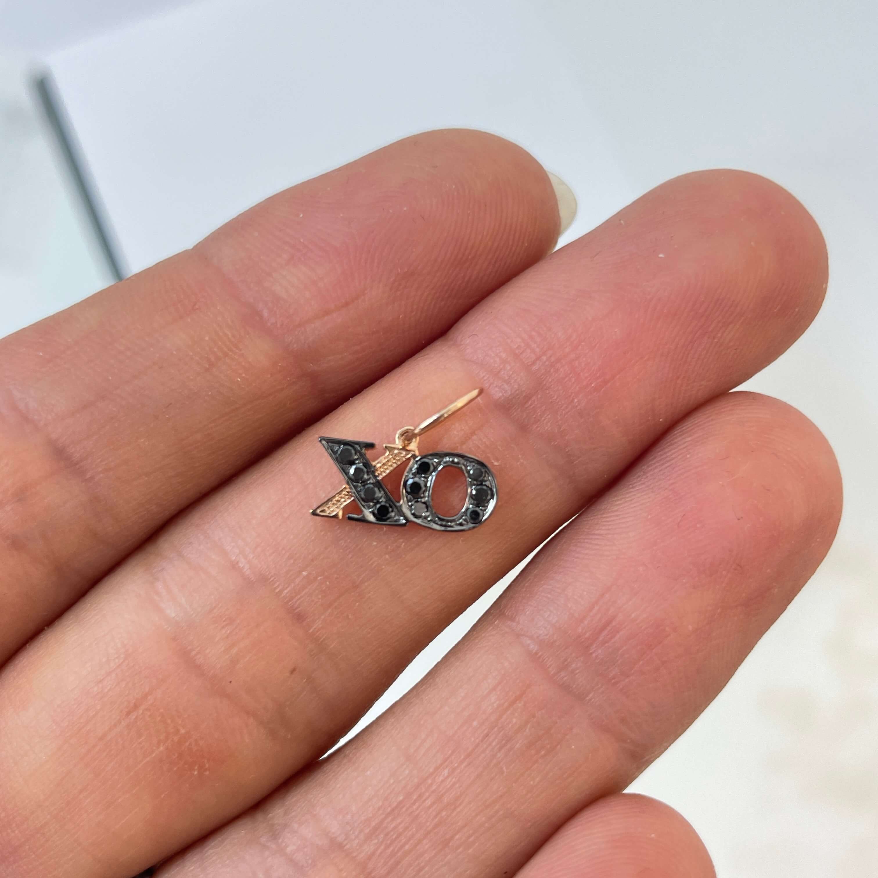 תליון "XO" יהלומים שחורים טבעיים 0.10 קראט זהב 14K רוז גולד מק״ט 663