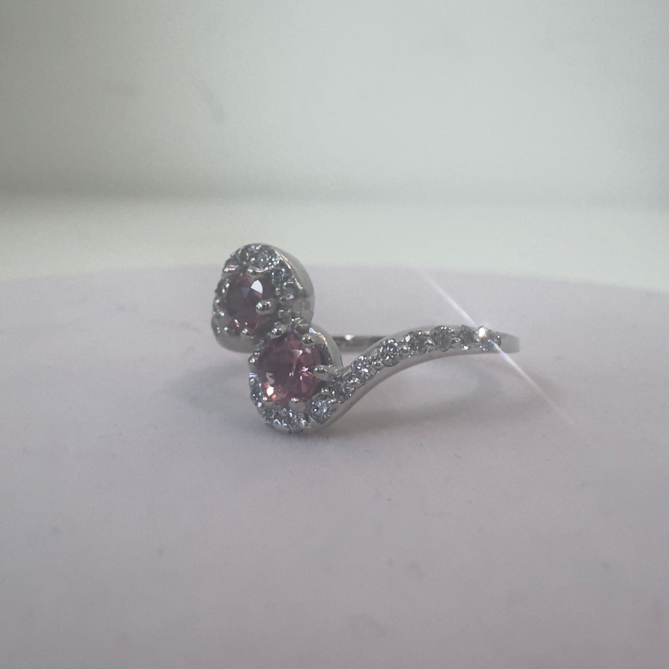 טבעת זהב 18K לבן משובצת אבני טורמלין ורודות טבעיות 0.50 קראט ו0.25 קראט יהלומים טבעיים צבע F ניקיון VS מק״ט 776