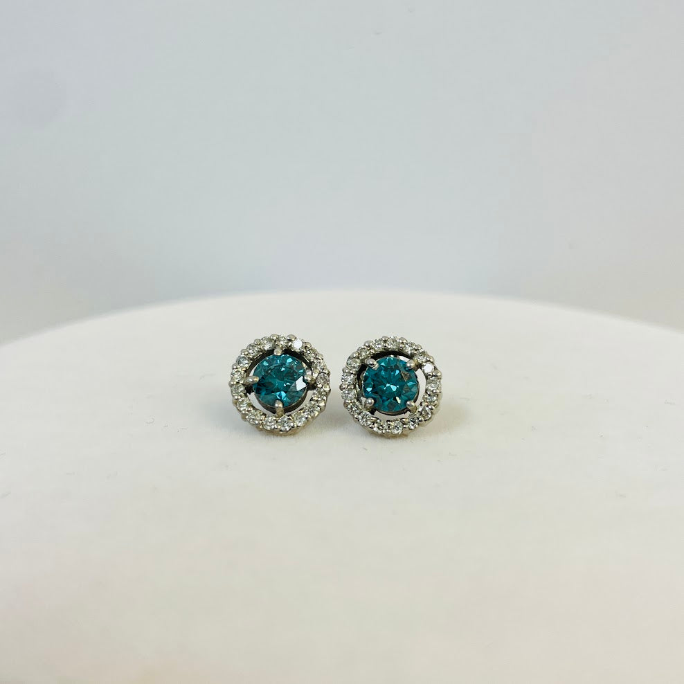 עגילי זהב לבן 14K משובצים 0.33 קראט יהלומים טבעיים צבע F נקיון VS ובמרכז יהלום צבוע 0.97 קראט מק"ט 19