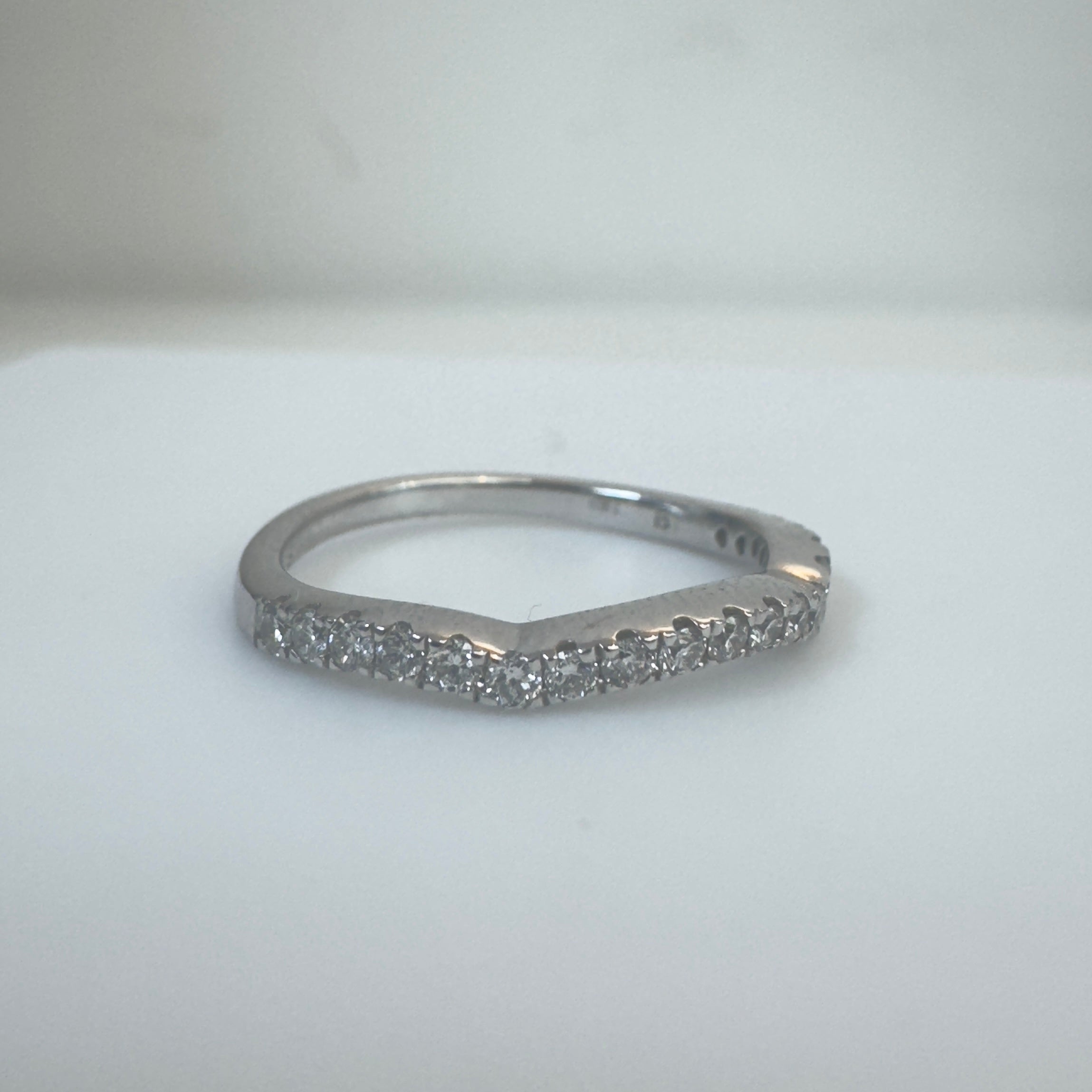 טבעת פס יהלומים טבעיים 0.30 קראט צבע F ניקיון VS זהב 14K לבן מק"ט 298