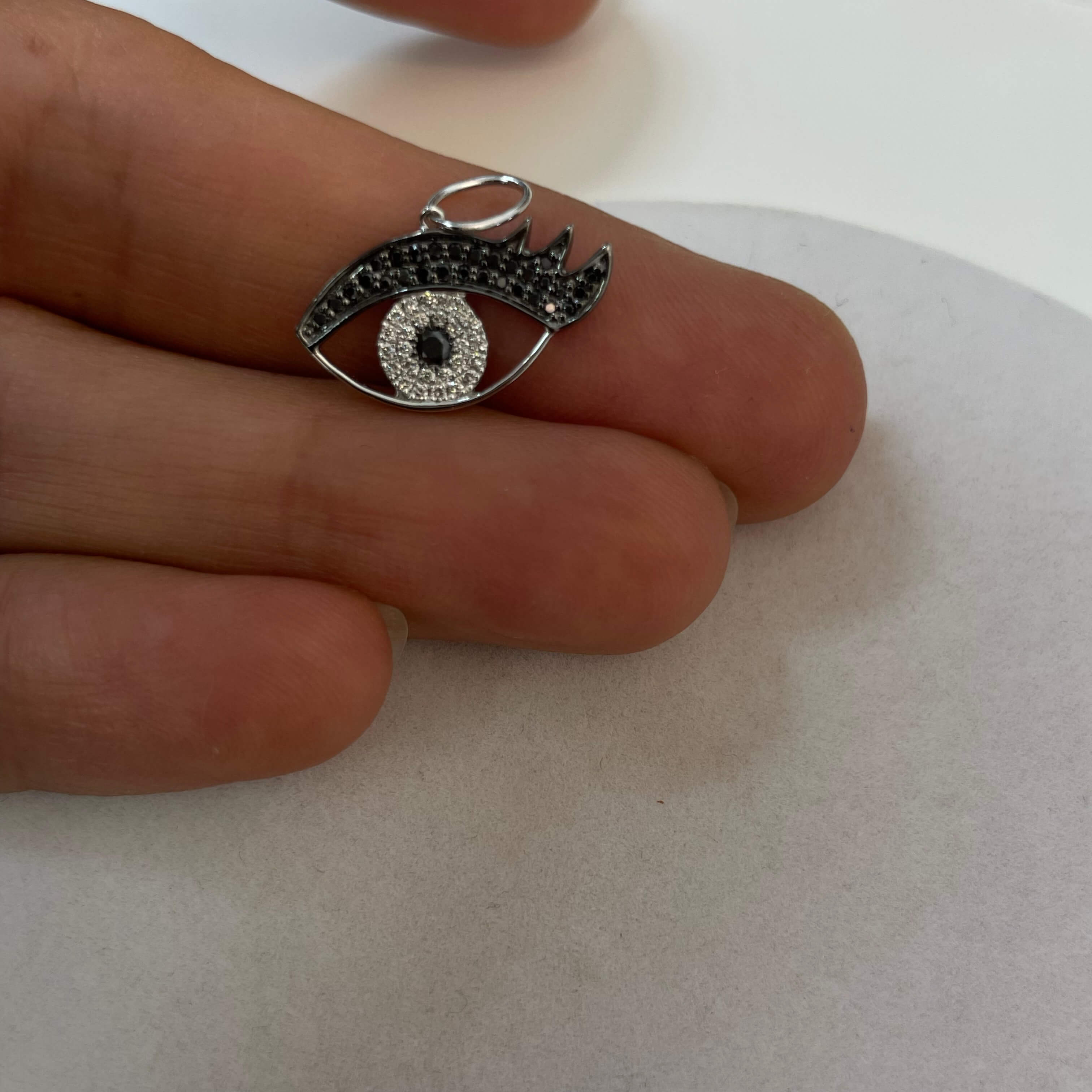 תליון יהלומים טבעיים שחורים ולבנים 0.21 קראט בצורת עין זהב 14K לבן מק"ט 707