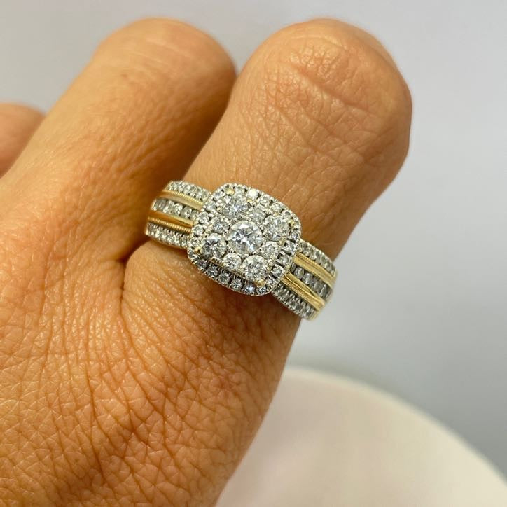 טבעת מרובעת משובצת 1.15 קראט יהלומים עגולים טבעיים צבע F ניקיון VS זהב 14K צהוב מק״ט 556