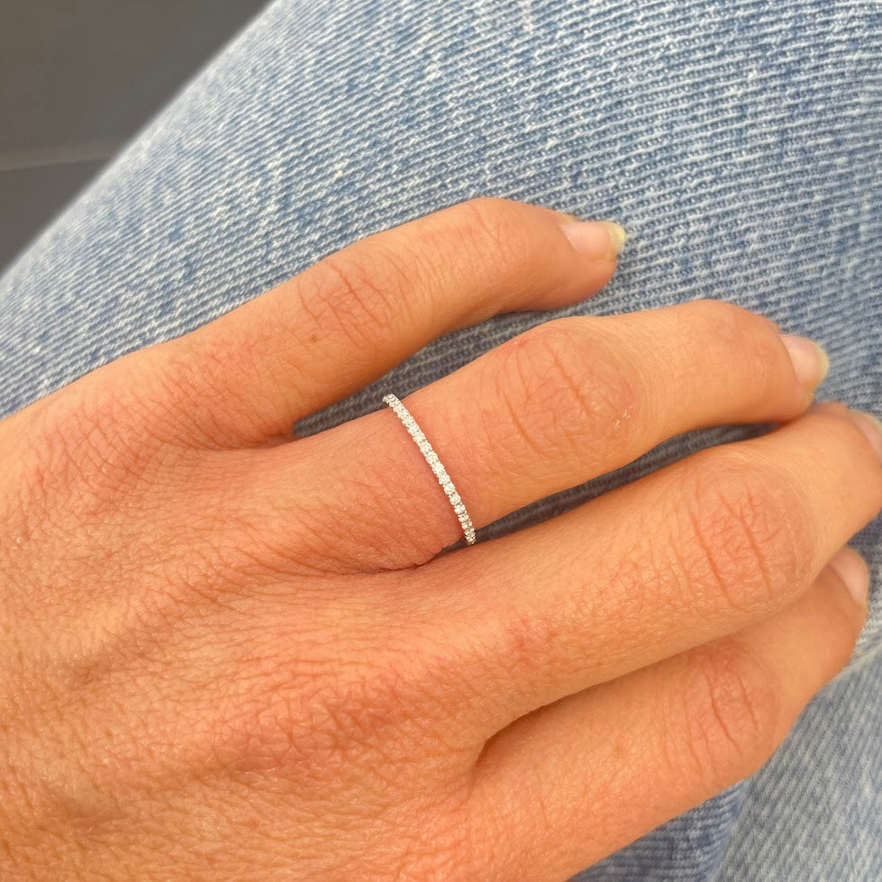 טבעת דקה זהב לבן 14K בשיבוץ יהלומים טבעיים 0.15 קראט צבע F נקיון VS מק"ט 295