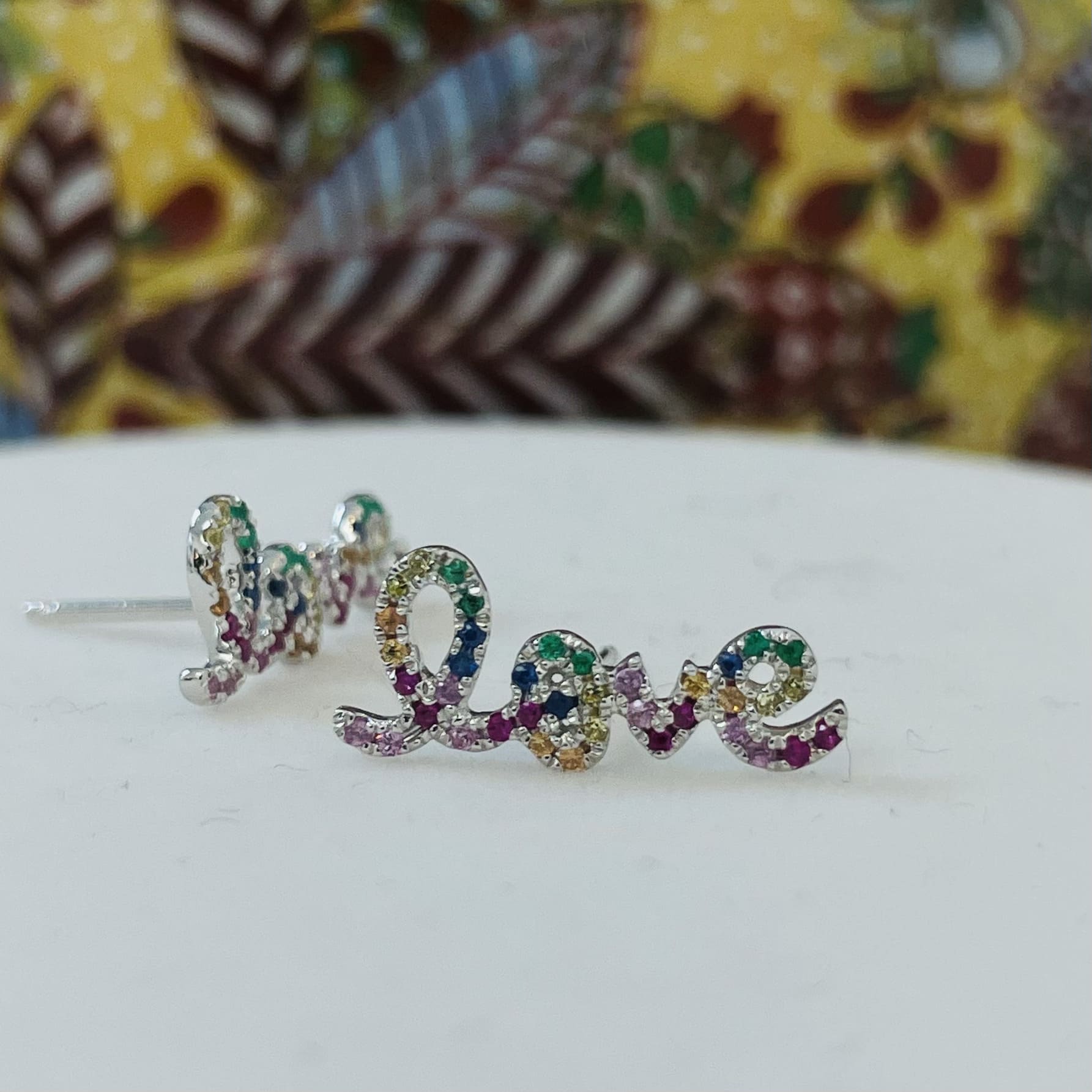 עגילים ״Love״ משובצים אבני חן טבעיות 0.26 קראט זהב 14K לבן (מגיעים עם סוגרים) מק"ט 762