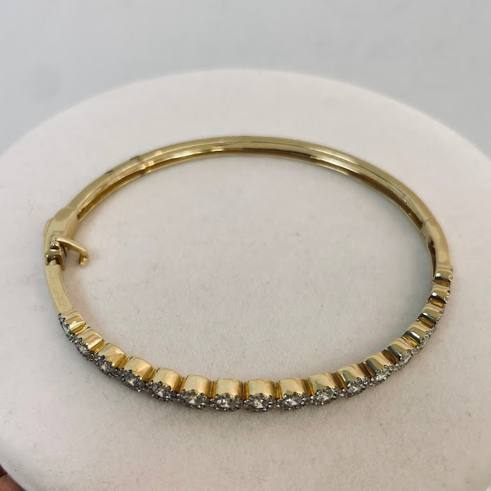 צמיד קשיח פרחים זהב צהוב 14K משובץ 1.91 קראט יהלומים טבעיים צבע F נקיון VS מק"ט 385