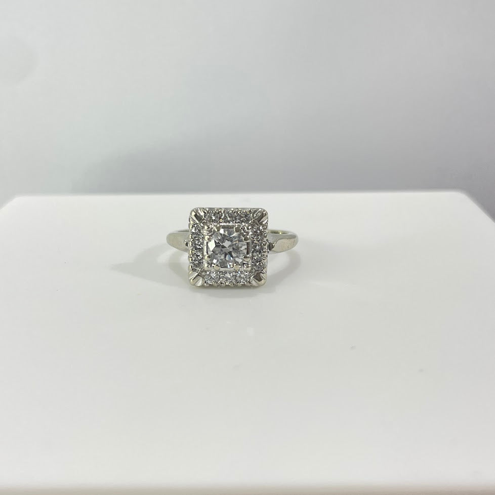 טבעת זהב לבן 14K משובצת יהלום מרכזי 0.50 קראט ויהלומים טבעיים 0.36 קראט צבע F נקיון VS מק"ט 417