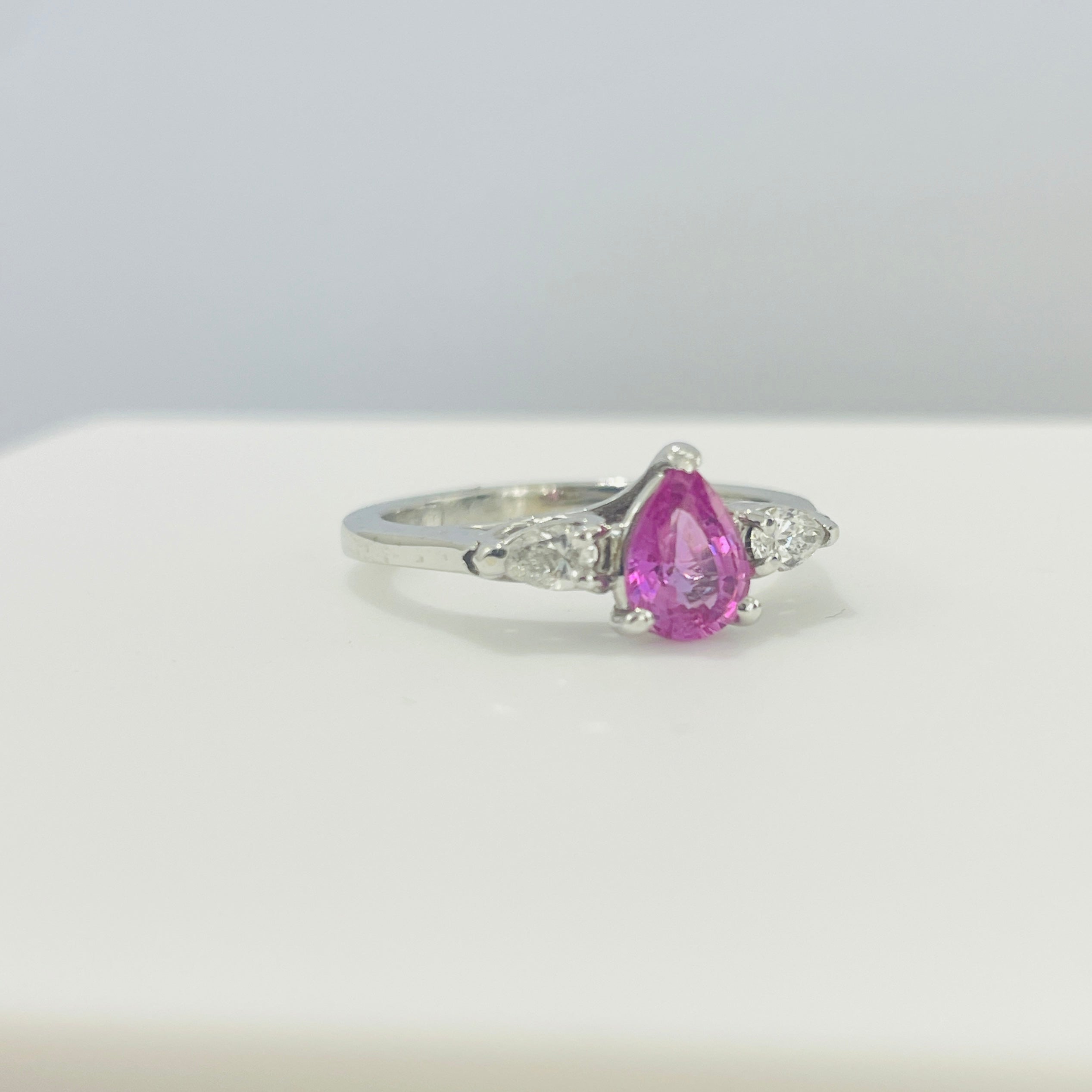 טבעת אבן ספיר ורודה טיפה 0.85 קראט ושתי טיפות יהלומים טבעיים 0.21 קראט צבע F ניקיון VS זהב 14K לבן