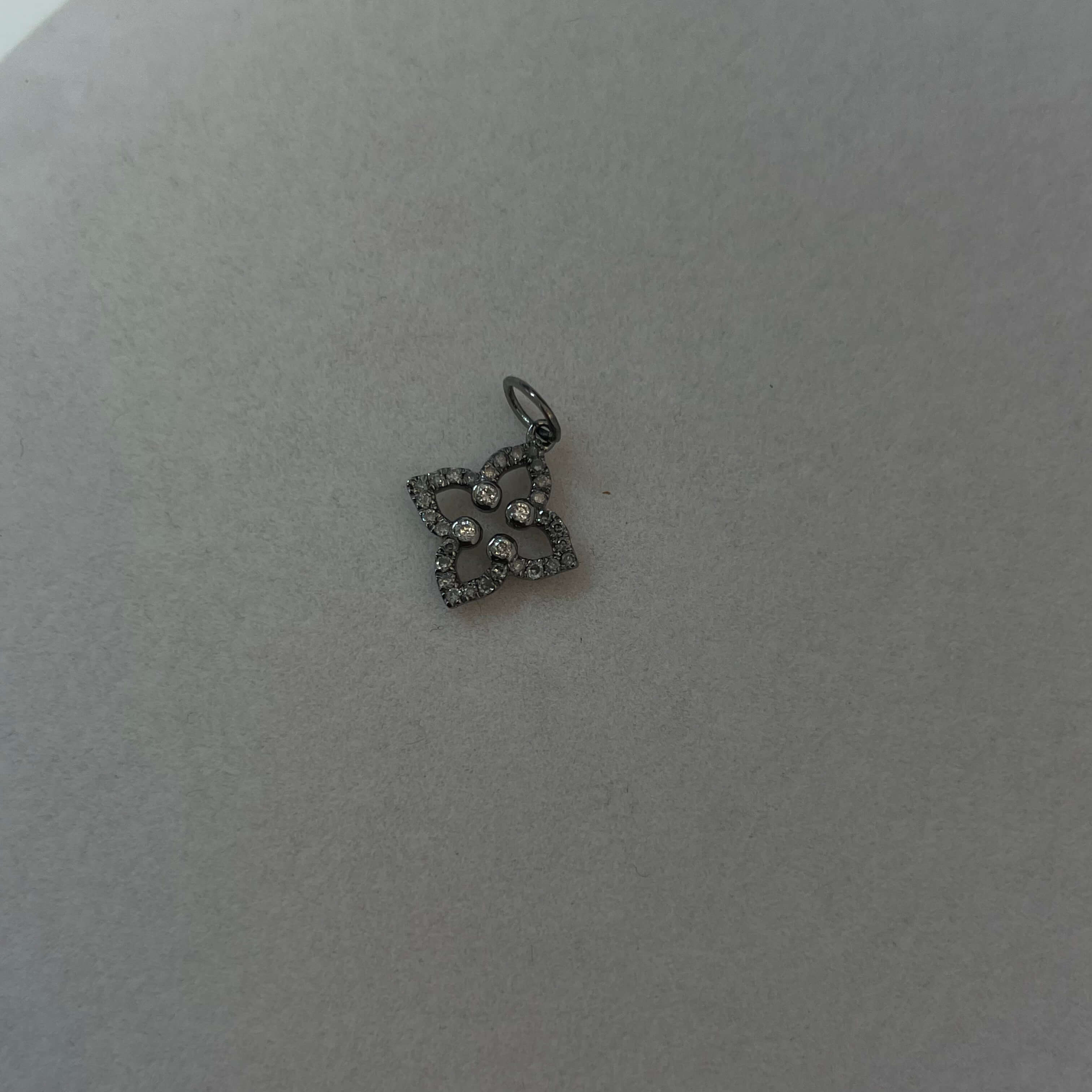 תליון יהלומים טבעיים בצורת פרח 0.11 קראט צבע F ניקיון VS-SI זהב 14K ברודיום שחור מק״ט 706