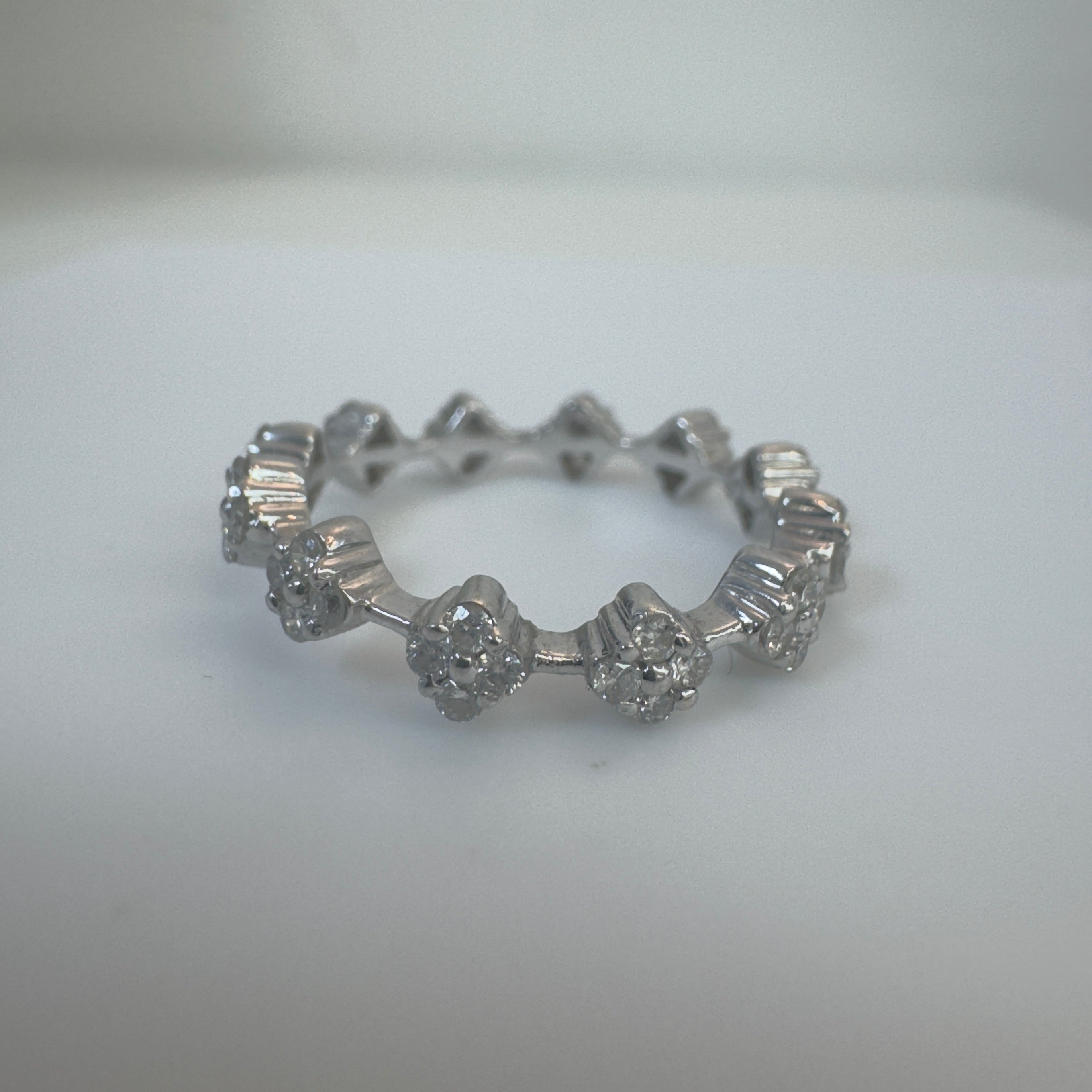 טבעת איטרניטי יהלומים שיבוץ בעיצוב פרחים 0.70 קראט יהלומים טבעיים צבע F ניקיון VS זהב 18K לבן מק"ט 431