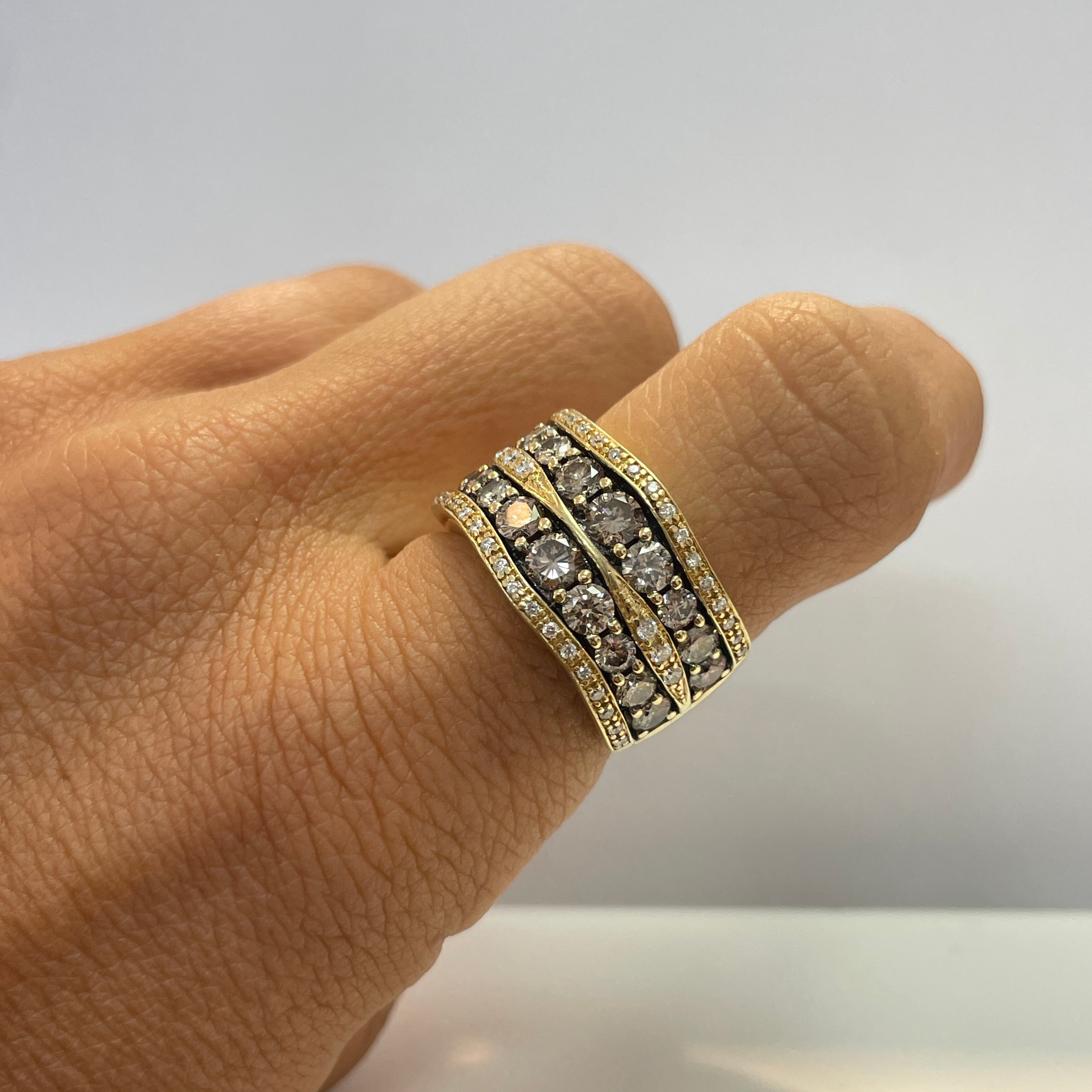 טבעת שתי שורות שיבוץ תעלה יהלומים לבנים וחומים 2.20 קראט ניקיון VVS זהב 14K לבן מק"ט 573