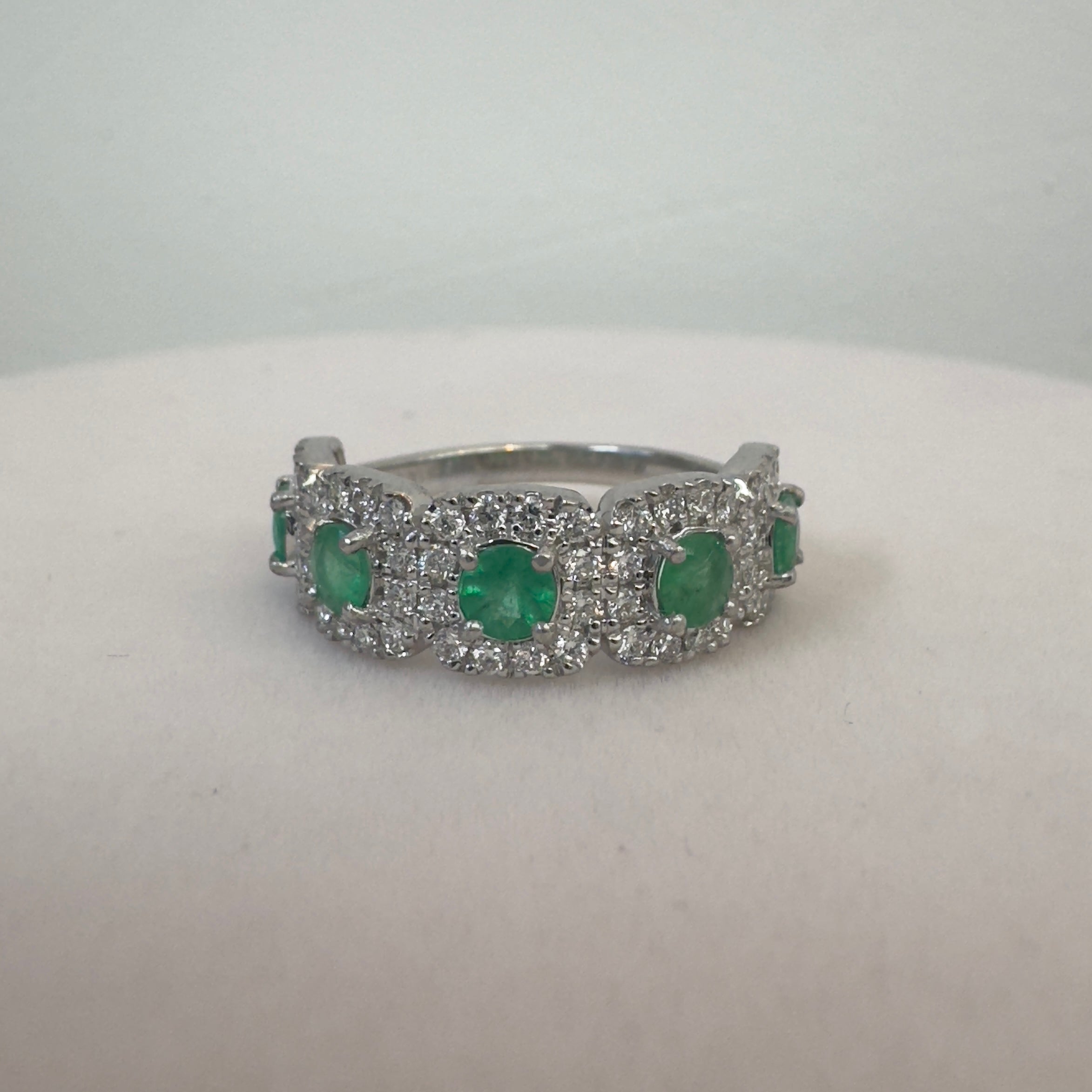 טבעת 5 אבני אמרלדים טבעיים 0.55 קראט עם שיבוץ היילו יהלומים טבעיים 0.60 קראט צבע F ניקיון VS זהב 18K לבן מק״ט 695