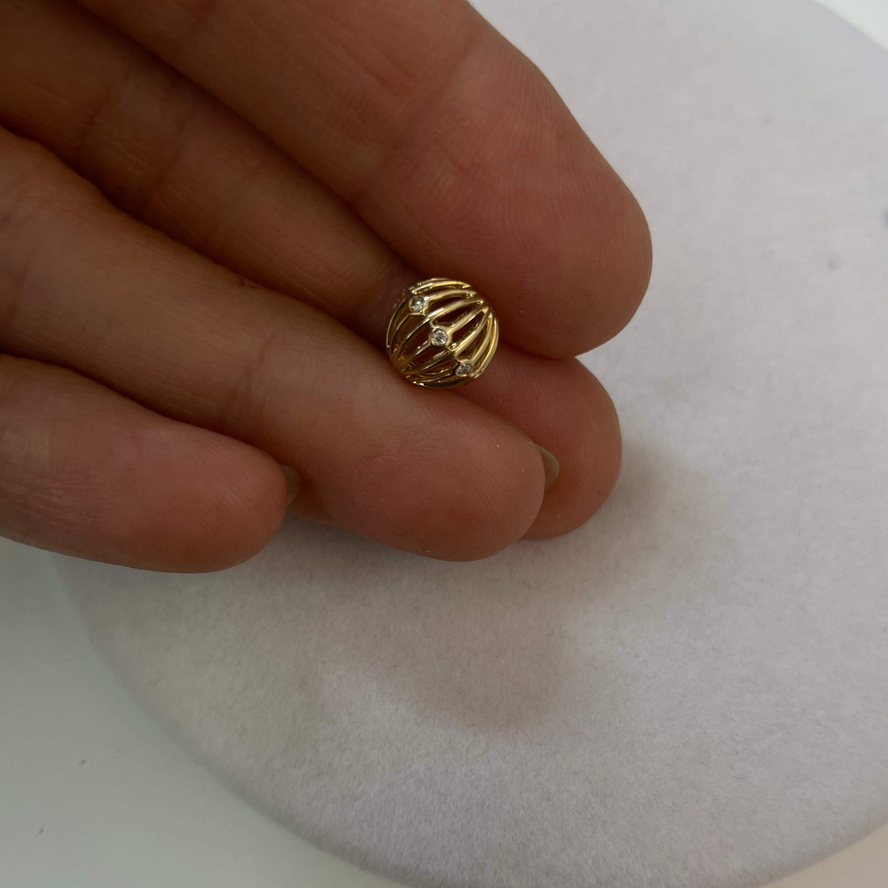 תליון כדור משובץ יהלומים טבעיים 0.04 קראט צבע F ניקיון VS-SI זהב 14K צהוב מק״ט 714