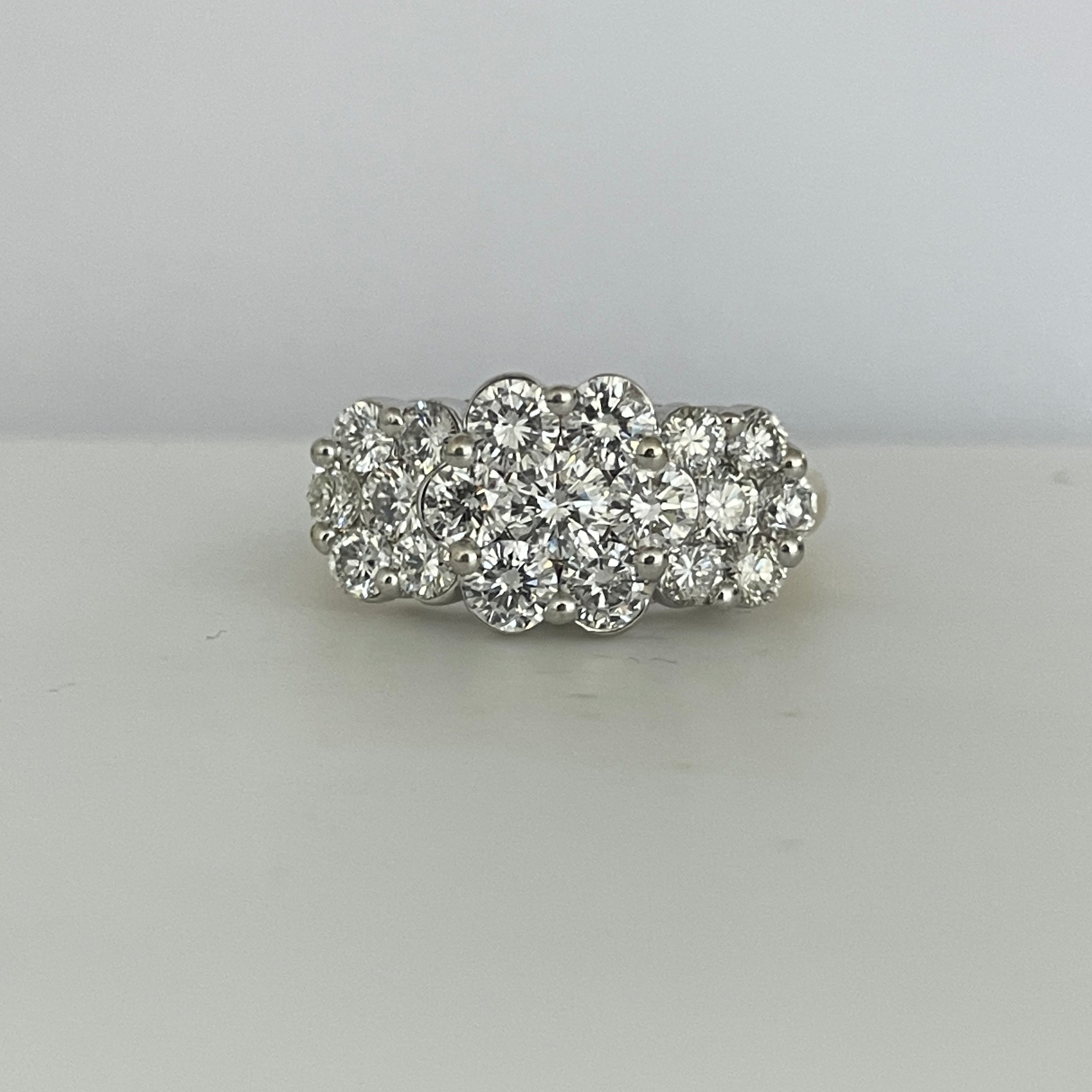 טבעת יהלומים טבעיים בעיצוב 3 פרחים 2.00 קראט צבע D-E ניקיון VS שילוב זהב 14K צהוב ופלטינה מק"ט 534