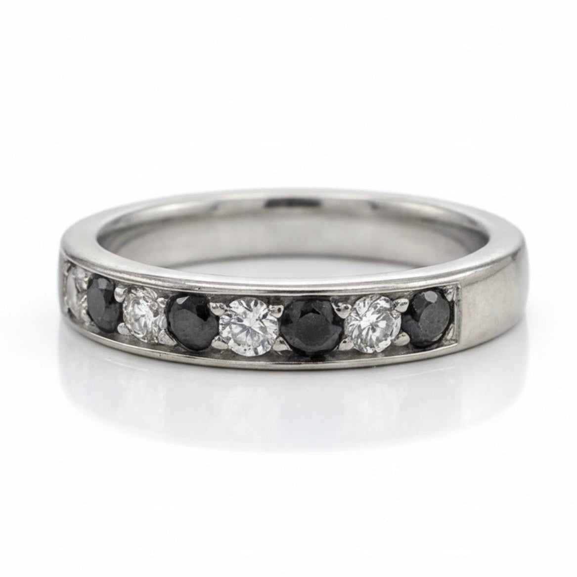 טבעת חצי איטרניטי זהב 14K לבן יהלומים לבנים ושחורים מק״ט 970