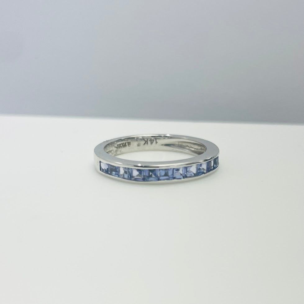 טבעת זהב לבן 14K משובצת אבני חן ספיר מק"ט 37