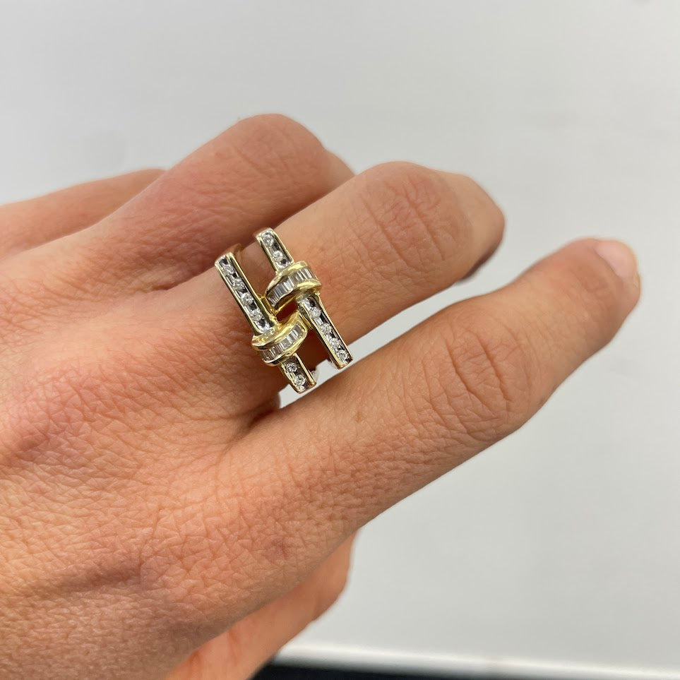 טבעת זהב צהוב 14K משובצת יהלומים טבעיים בגטים ועגולות 0.25 קראט צבע F נקיון VS מק"ט 105