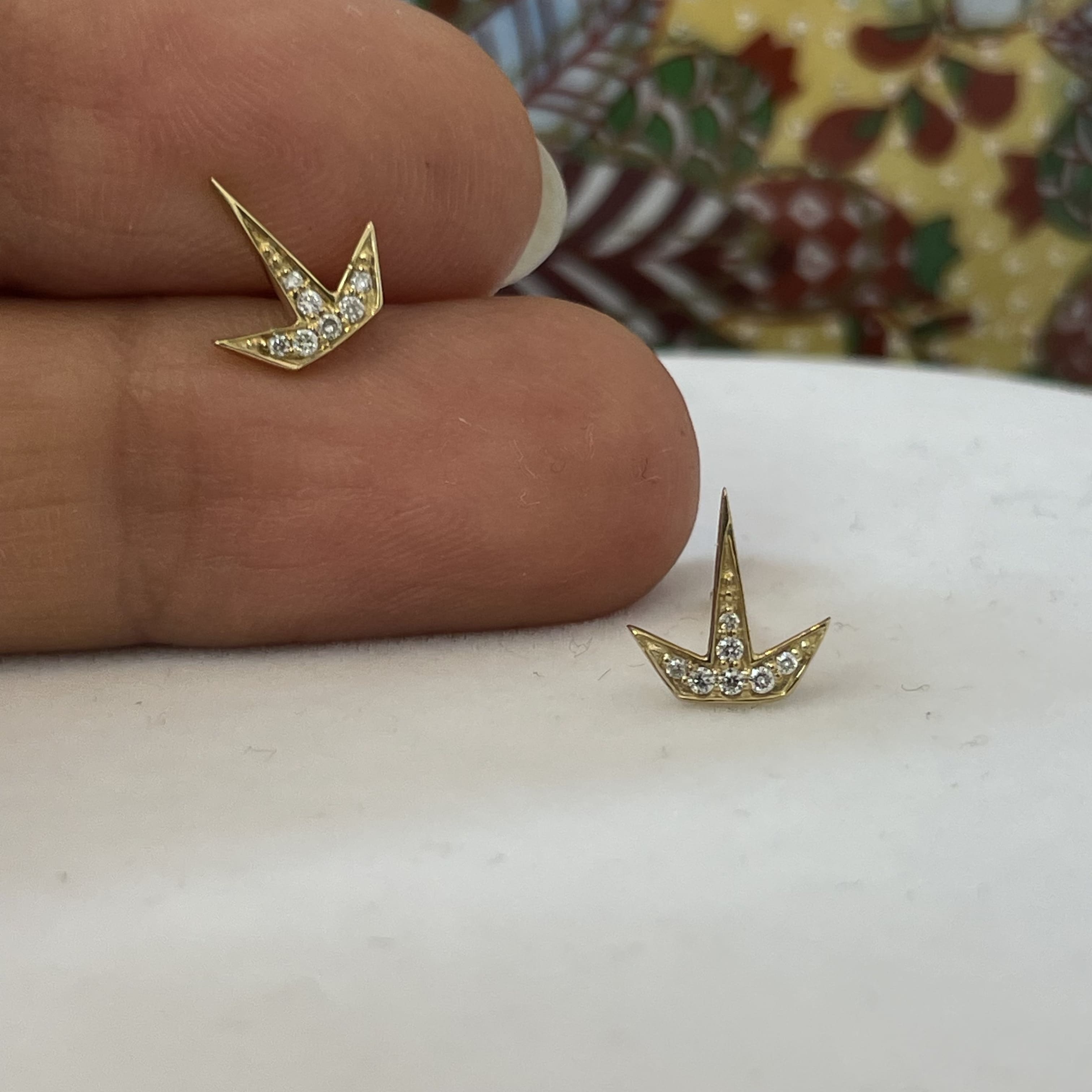 עגילים משובצים יהלומים לבנים טבעיים 0.06 קראט צבע F ניקיון VS-SI זהב 14K צהוב (מגיעים עם סוגרים) מק"ט 739