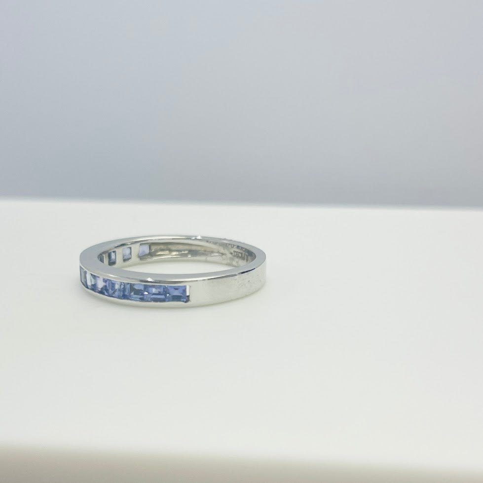 טבעת זהב לבן 14K משובצת אבני חן ספיר מק"ט 37