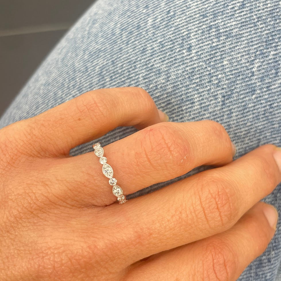 טבעת דקה זהב לבן 14K משובצת יהלומים טבעיים 0.28 קראט צבע F נקיון VS מק"ט 290