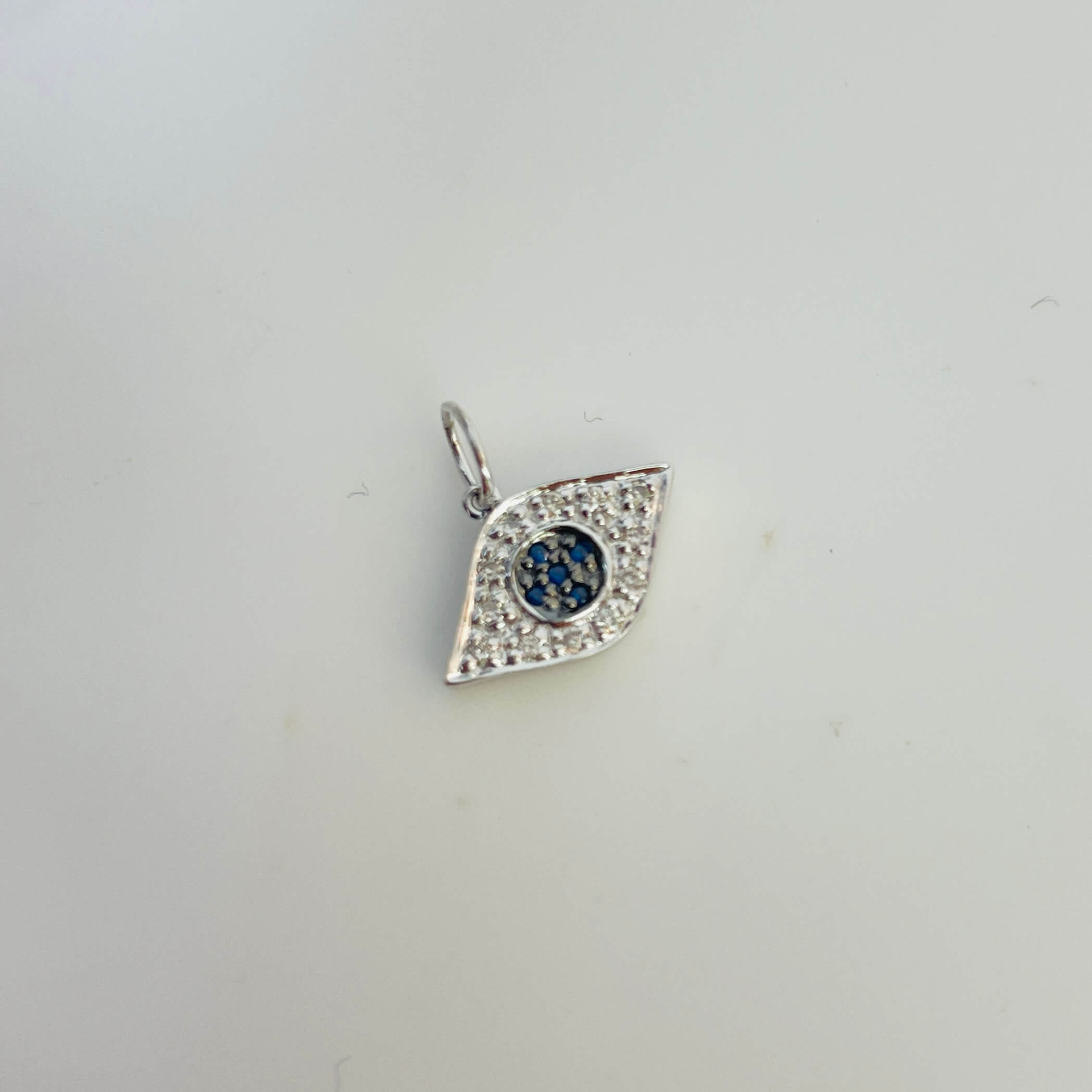 תליון יהלומים ואבני חן ספיר טבעיים בצורת עין 0.08 קראט יהלומים לבנים צבע F ניקיון VS-SI זהב 14K לבן מק״ט 679