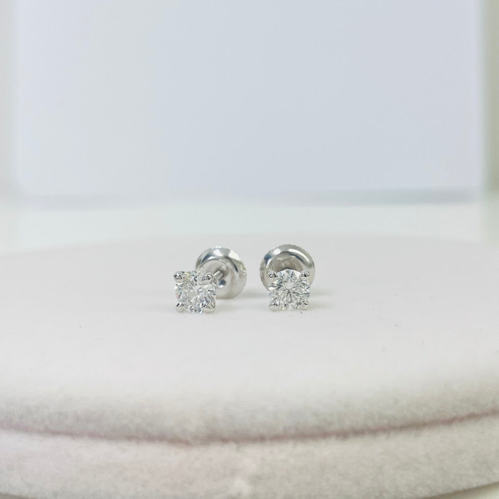 עגילי יהלומים טבעיים 0.85 קראט צמודים סוליטר צבע F ניקיון SI1 זהב 14K לבן מק"ט 490