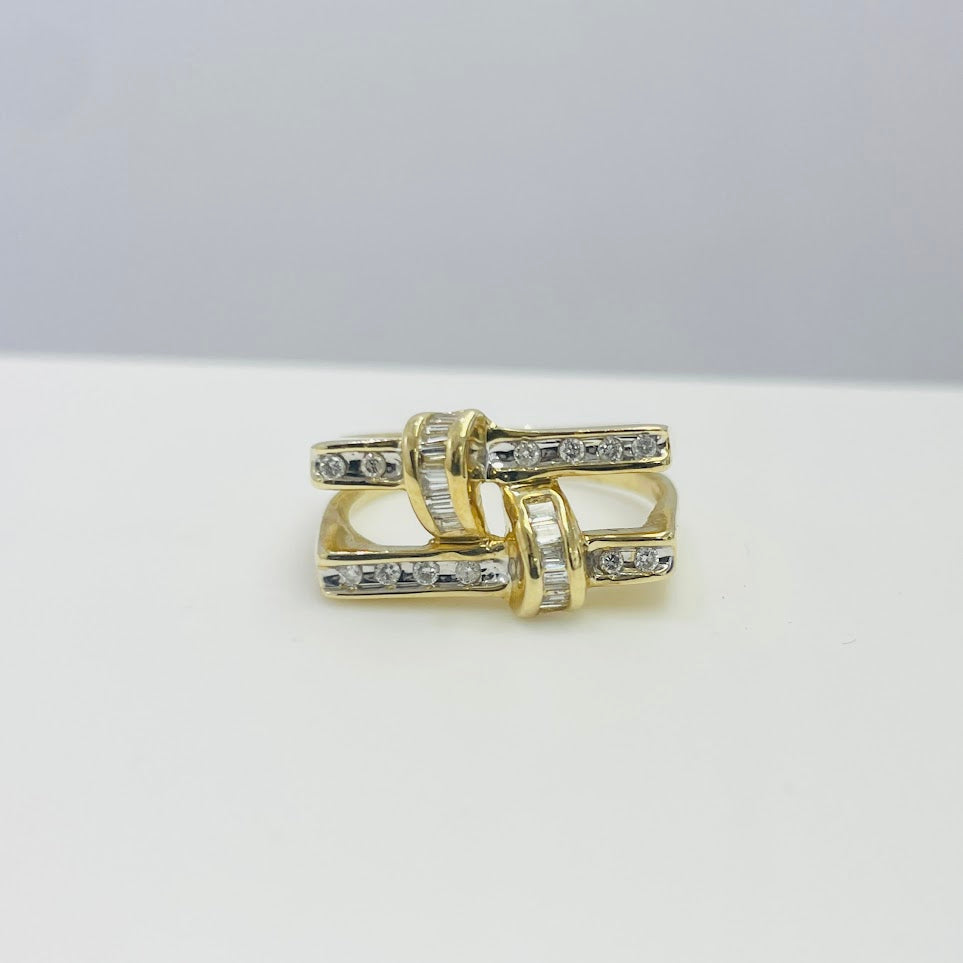 טבעת זהב צהוב 14K משובצת יהלומים טבעיים בגטים ועגולות 0.25 קראט צבע F נקיון VS מק"ט 105