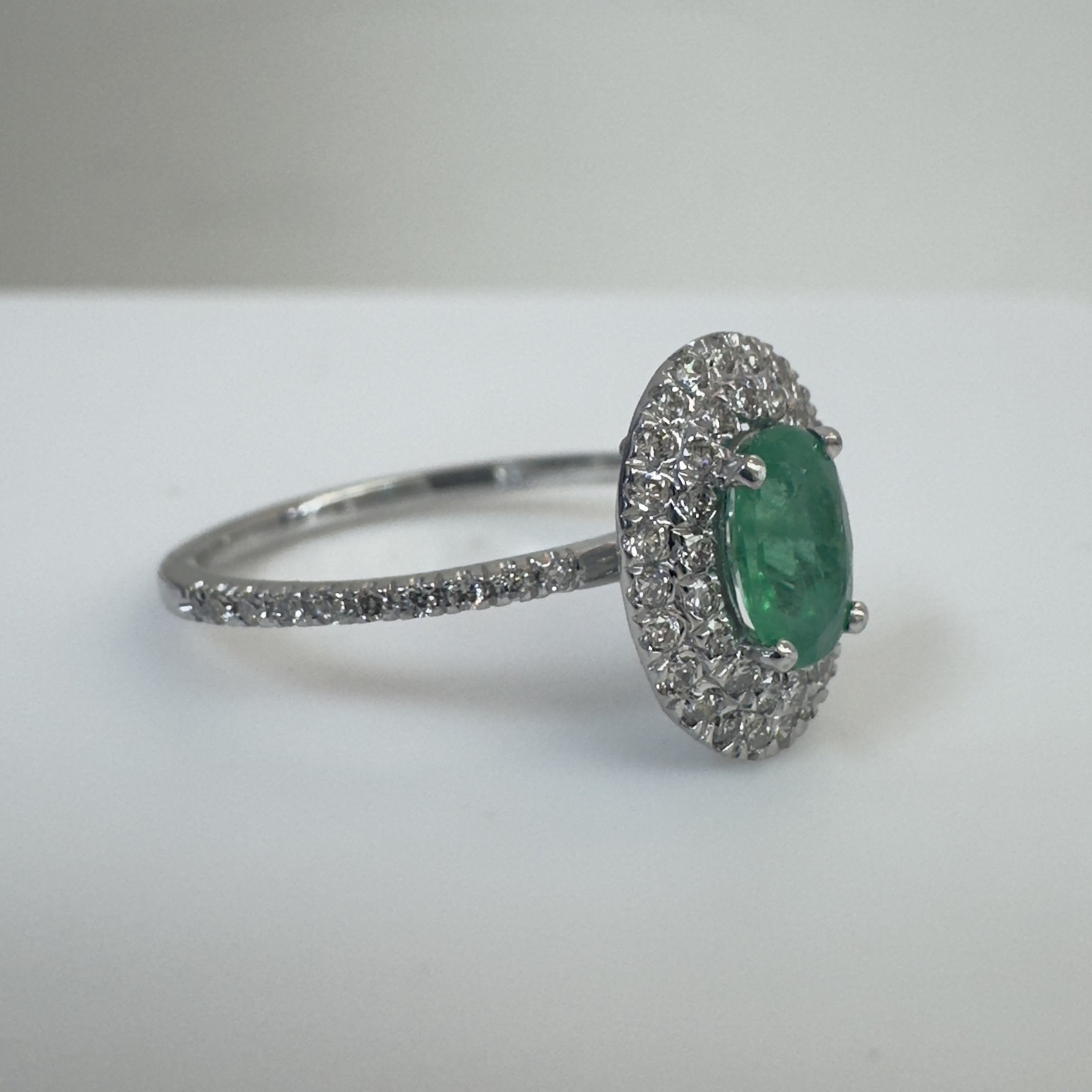 טבעת אמרלד טבעית 0.48 קראט עם שיבוץ יהלומים היילו כפול ושיבוץ יהלומים חצי שורה יהלומים טבעיים 0.30 קראט צבע F ניקיון VS זהב 14K לבן מק״ט 2050