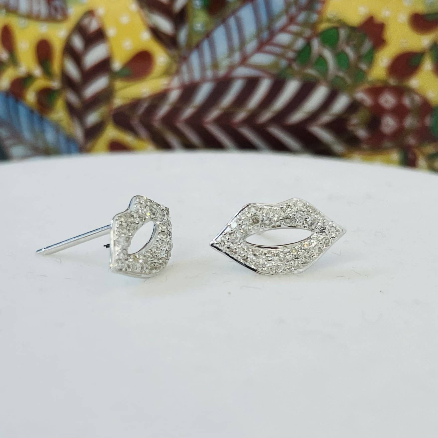 עגילים שפתיים משובצים יהלומים טבעיים 0.28 קראט צבע F ניקיון VS-SI זהב 14K לבן (מגיעים עם סוגרים) מק"ט 787