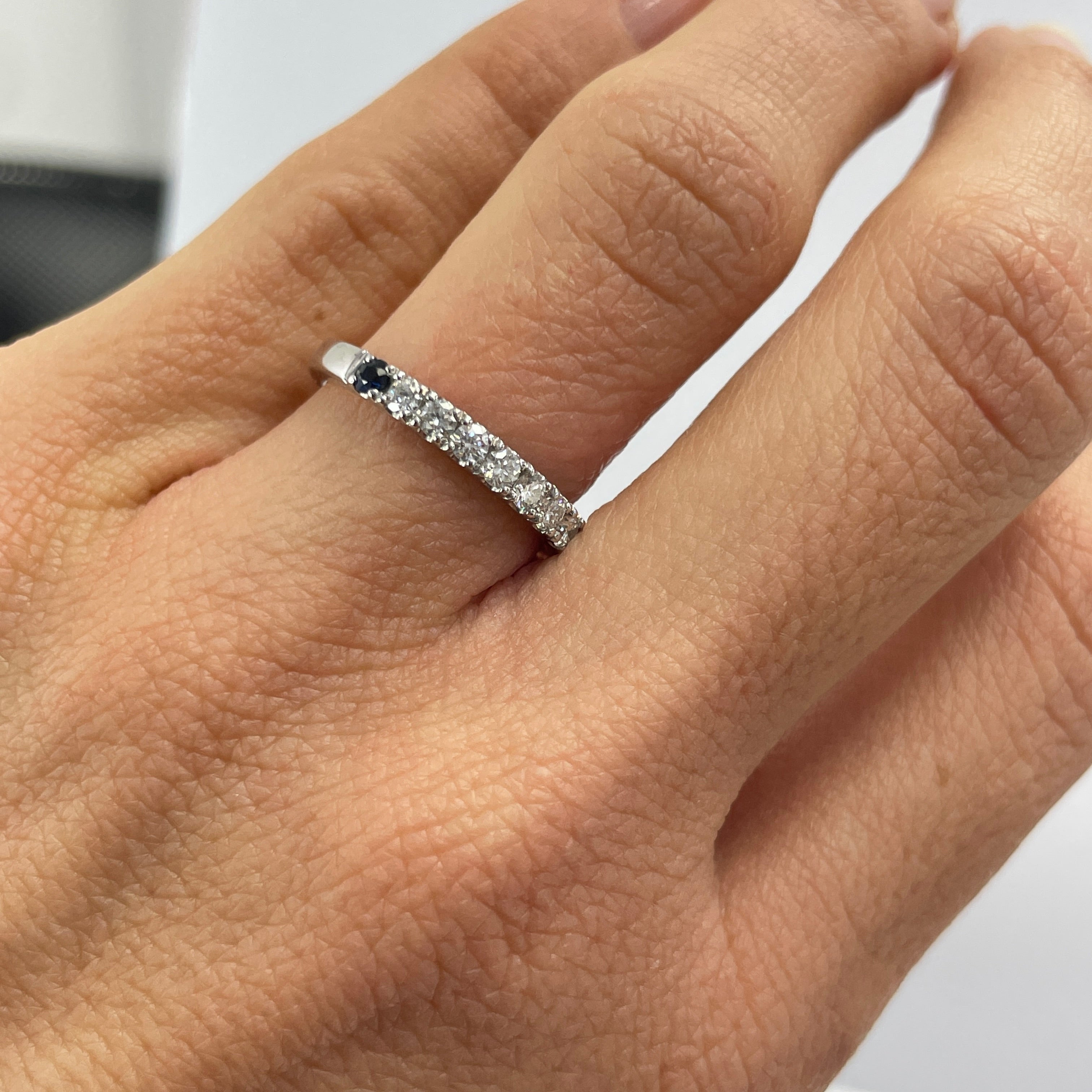 טבעת זהב לבן 14K Eternity בשיבוץ יהלומים טבעיים 0.36 צבע F נקיון VS ושיבוץ של אבן ספיר כחולה 0.06 מק"ט 292