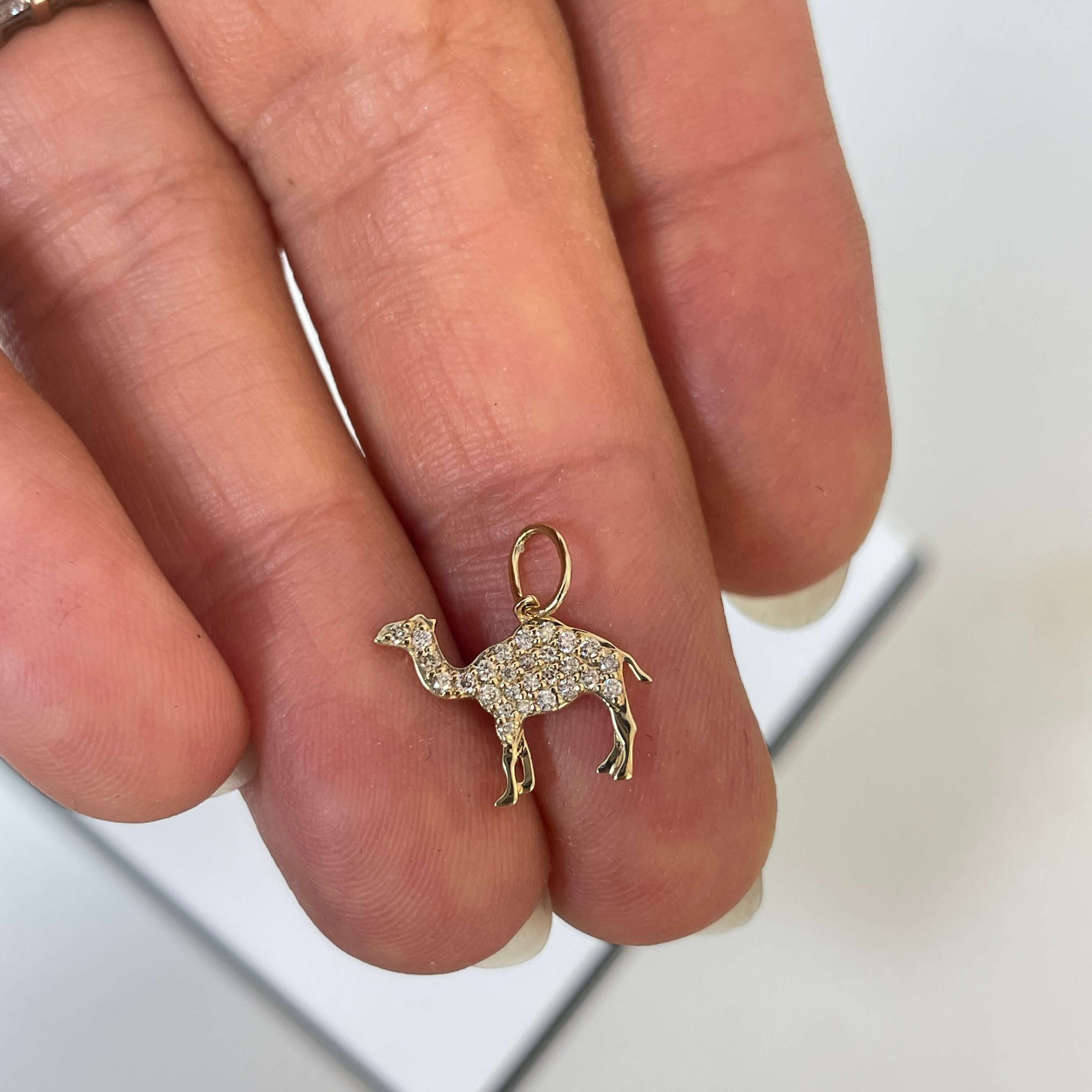 תליון יהלומים בצורת גמל 0.12 קראט צבע F ניקיון VS-SI זהב 14K צהוב מק״ט 656