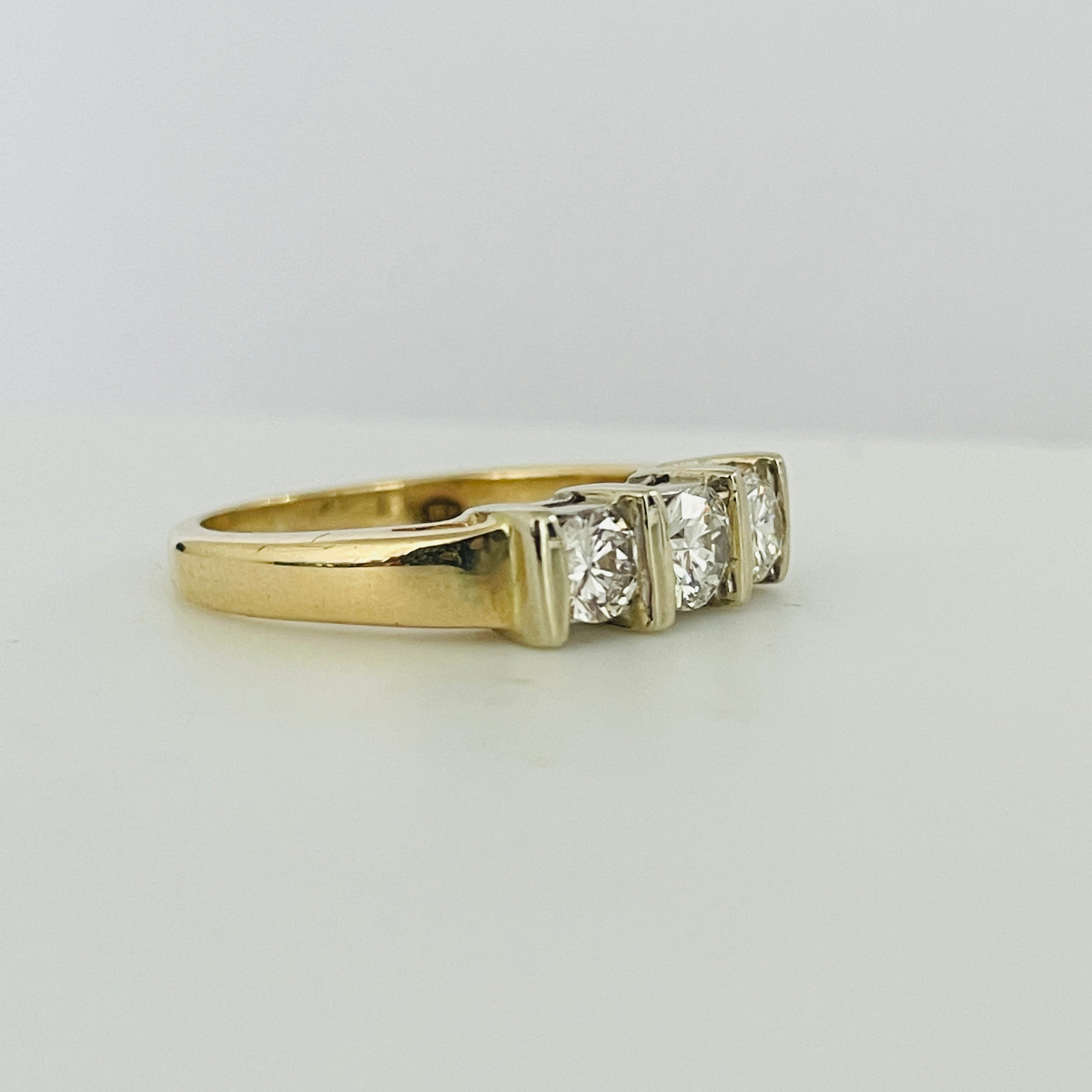 טבעת 3 יהלומים עגולים 0.67 קראט צבע F ניקיון VS זהב 14K צהוב מק"ט 547