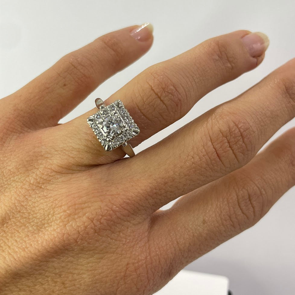 טבעת זהב לבן 14K משובצת יהלום מרכזי 0.50 קראט ויהלומים טבעיים 0.36 קראט צבע F נקיון VS מק"ט 417