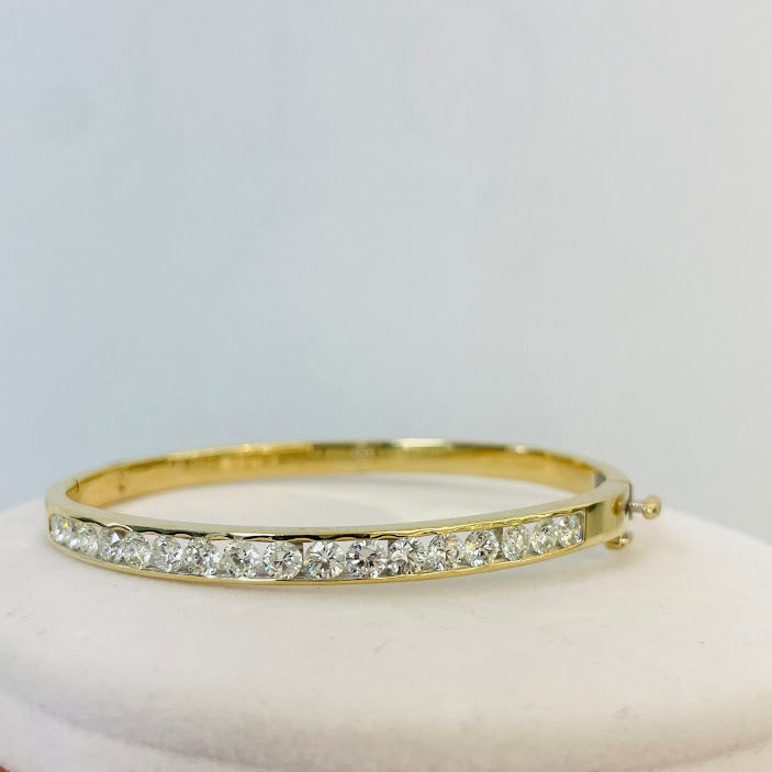 צמיד קשיח זהב צהוב 14K משובץ 3.5 קראט יהלומים טבעיים צבע F נקיון VS מק"ט 267