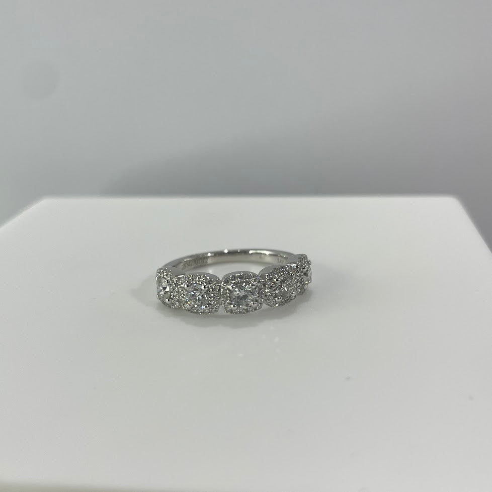 טבעת בשיבוץ יוקרתי ומיוחד מזהב לבן 14K משובצת יהלומים טבעיים 1.04 קראט צבע F נקיון VS מק"ט 336