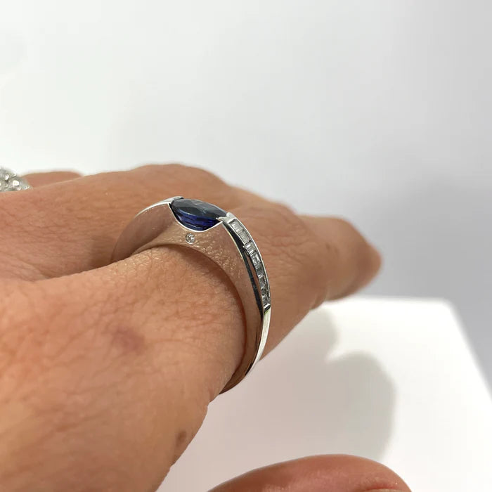 טבעת זהב לבן 18K משובצת ספיר כחולה מרכזית 1 קראט ויהלומים טבעיים 0.35 קראט נקיון VS צבע F מק"ט 140