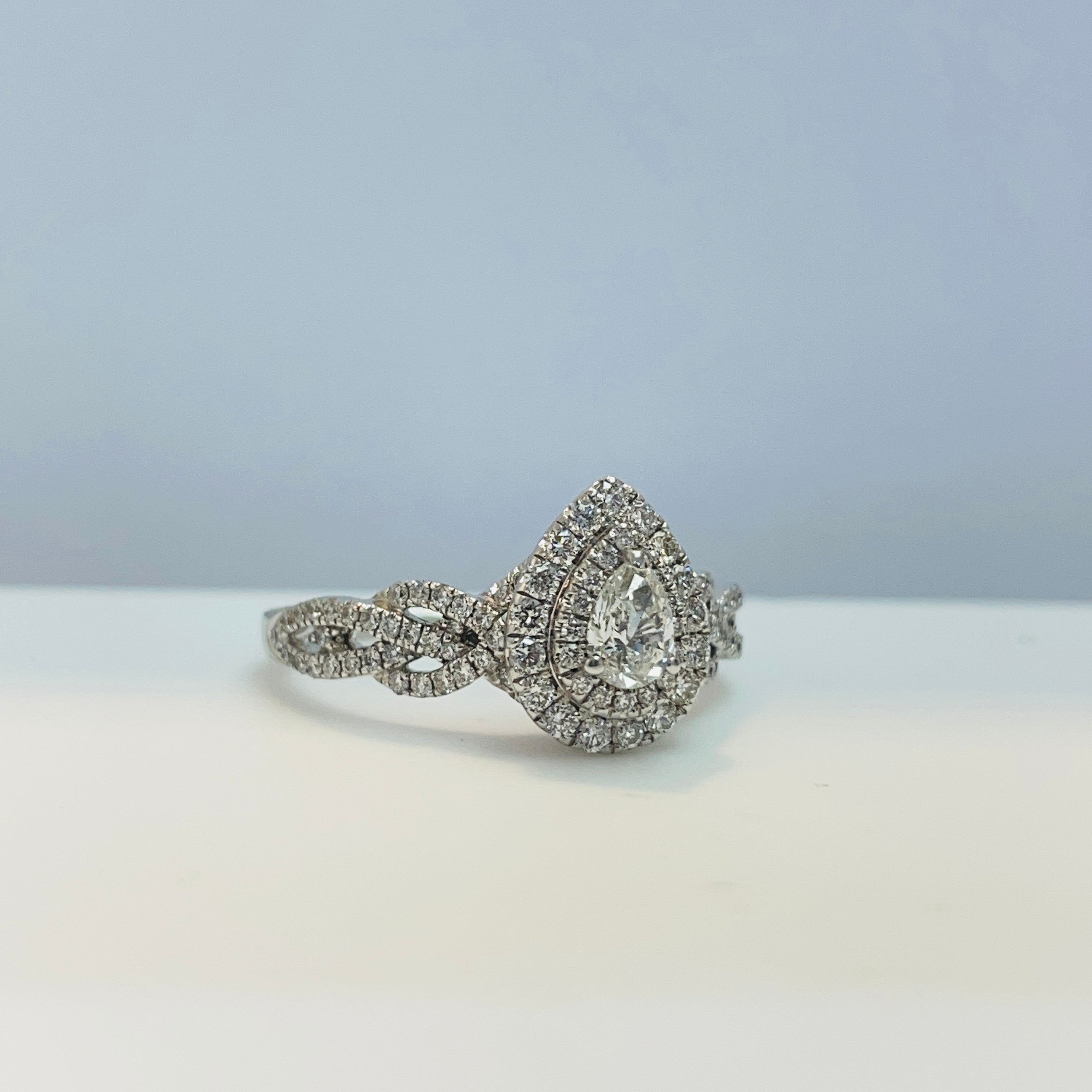 טבעת יהלום טיפה טבעי מרכזי 0.30 קראט בשיבוץ היילו כפול וחישוק יהלומים בעיצוב צמה 0.70 קראט צבע F ניקיון VS זהב 14K לבן מק"ט 538