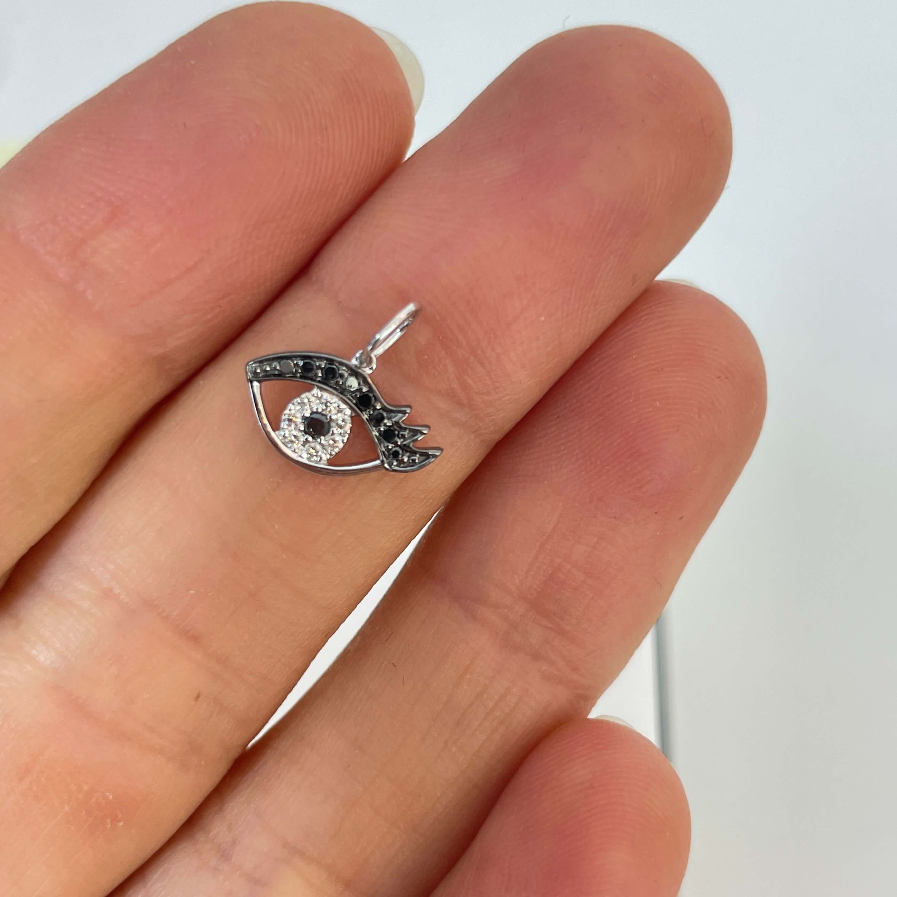 תליון יהלומים טבעיים בצורת עין 0.08 קראט יהלומים שחורים ולבנים צבע F ניקיון VS-SI זהב 14K לבן מק״ט 690