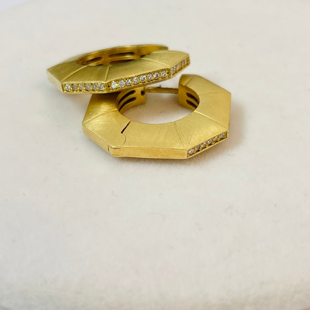 עגילי חישוק זהב צהוב 18K משובצים 0.30 קראט יהלומים טבעיים צבע F נקיון VS מק"ט 113